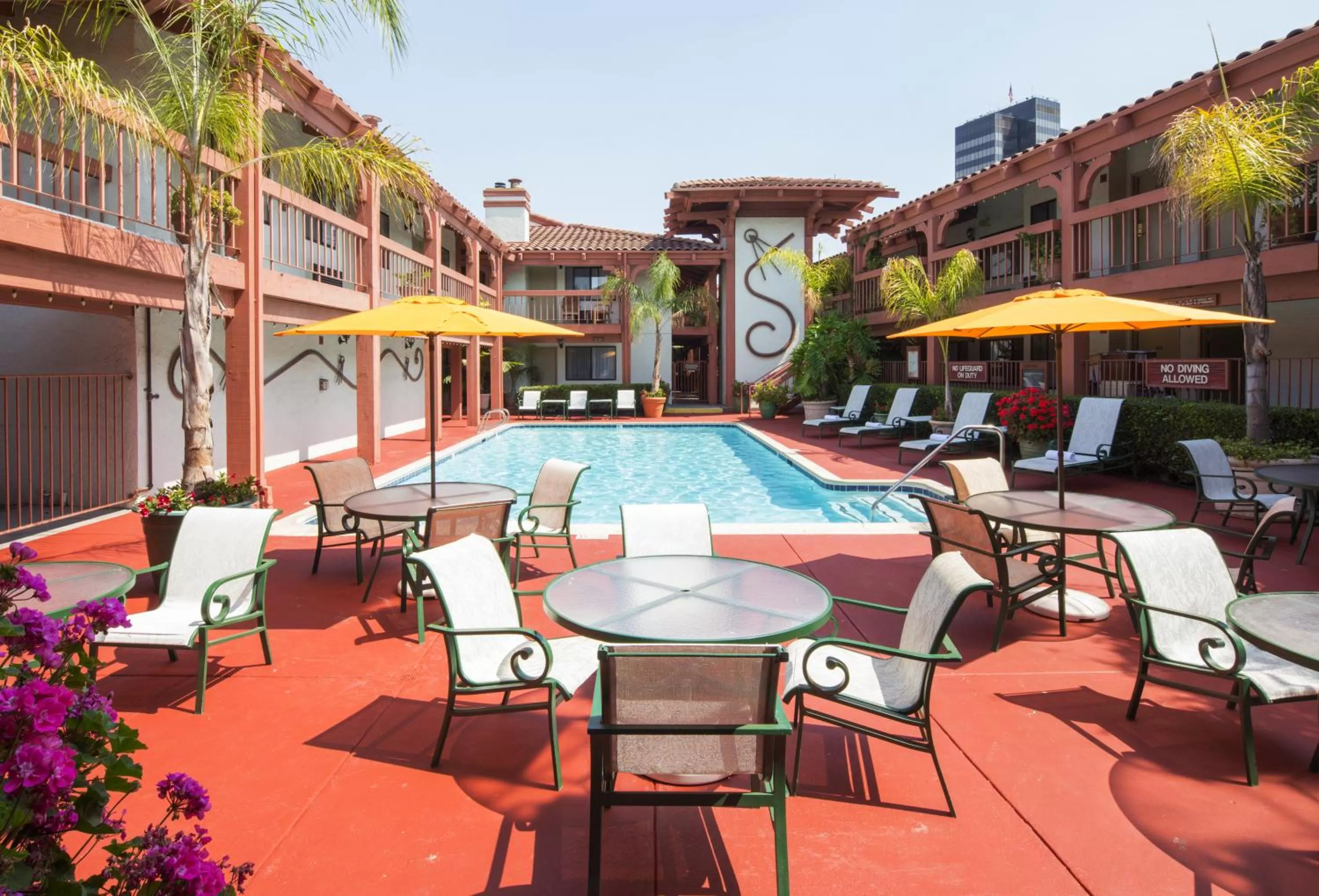 Swimming pool in Campbell Inn Hotel