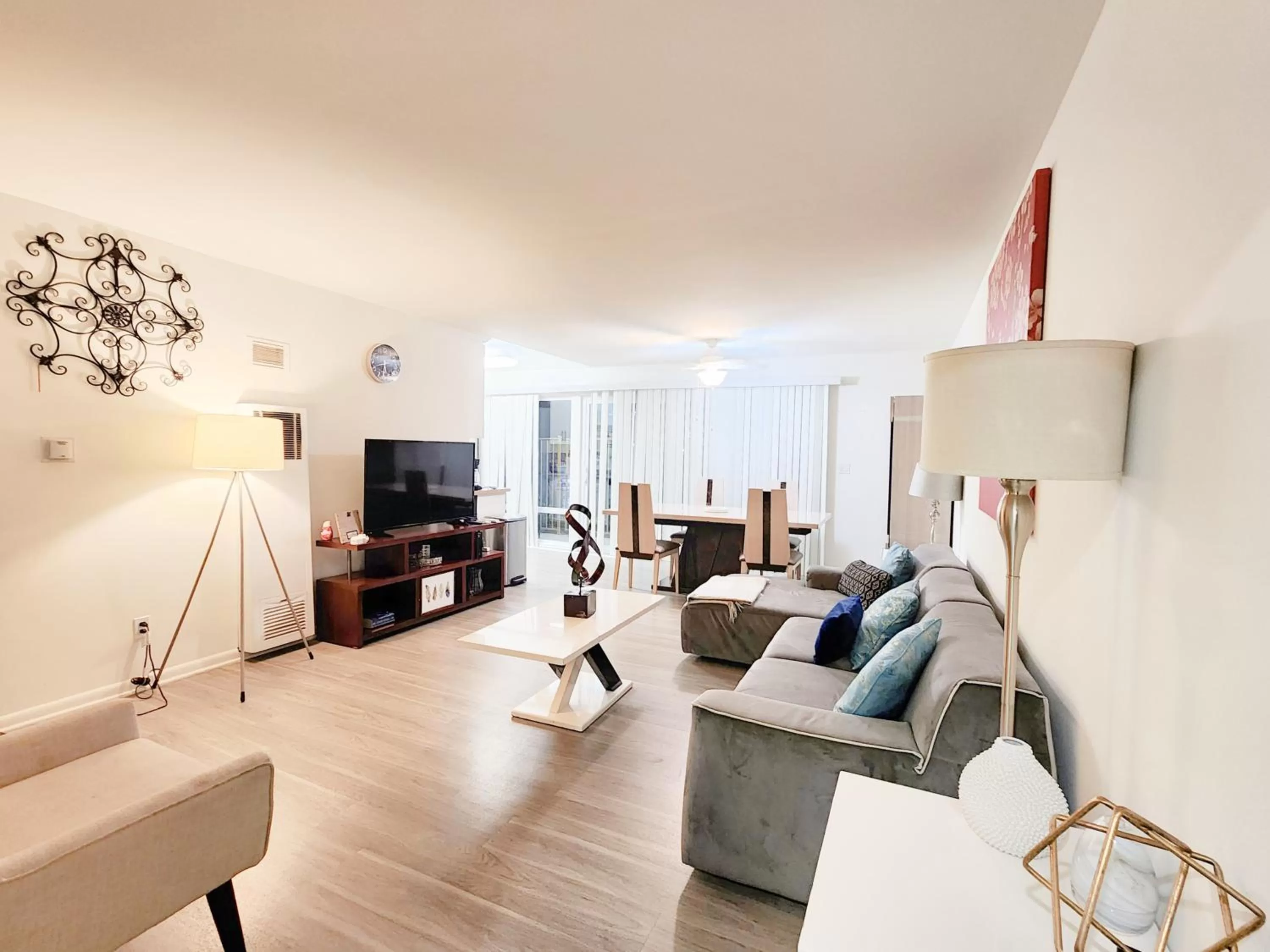 Living room, Seating Area in Executive Santa Monica Suites