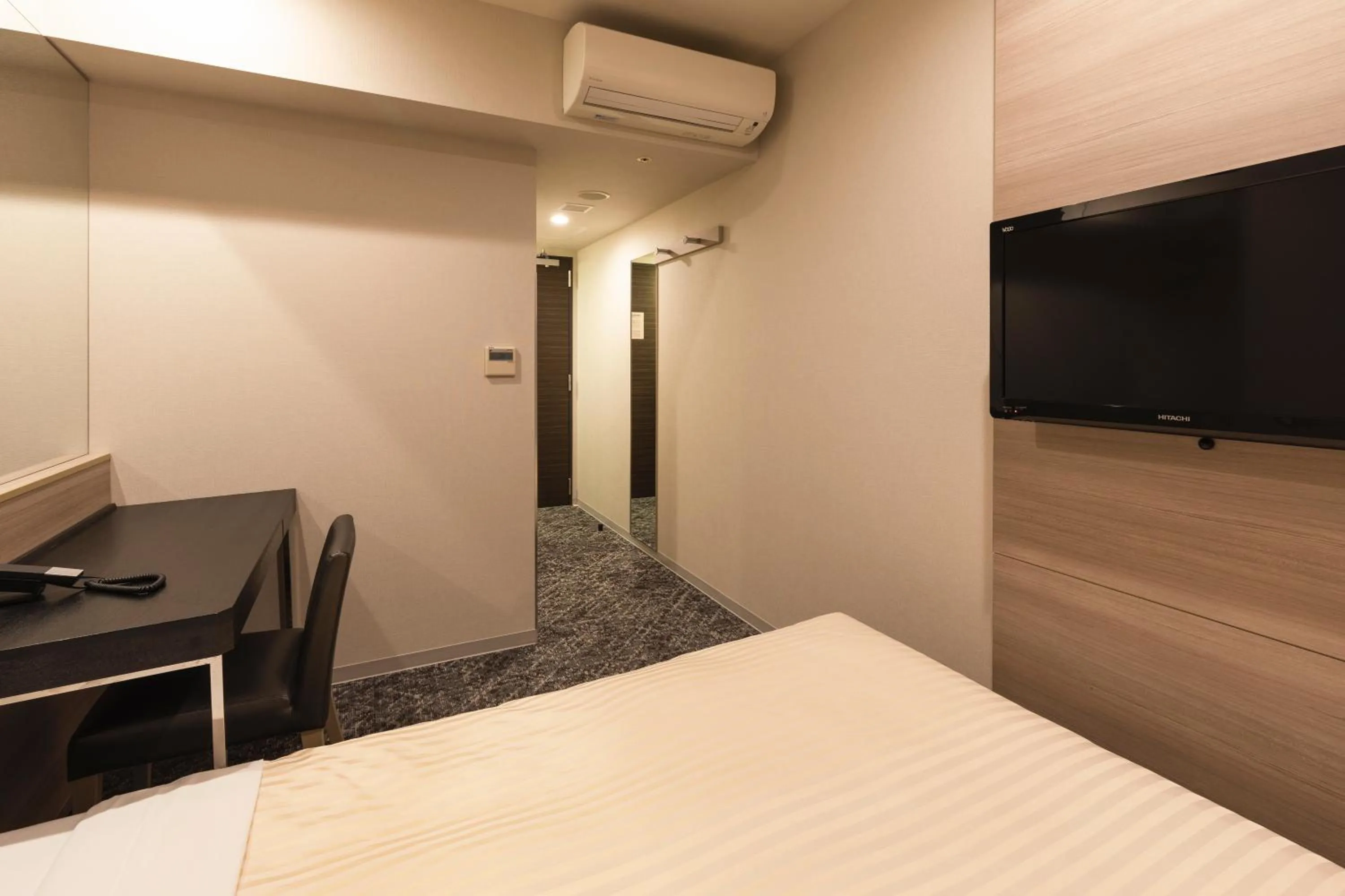 Bed in Sotetsu Fresa Inn Shimbashi Hibiyaguchi