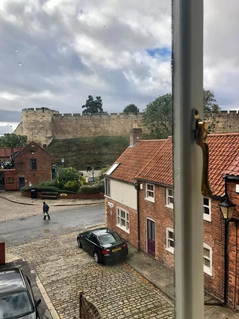 Castle Hotel & Apartments