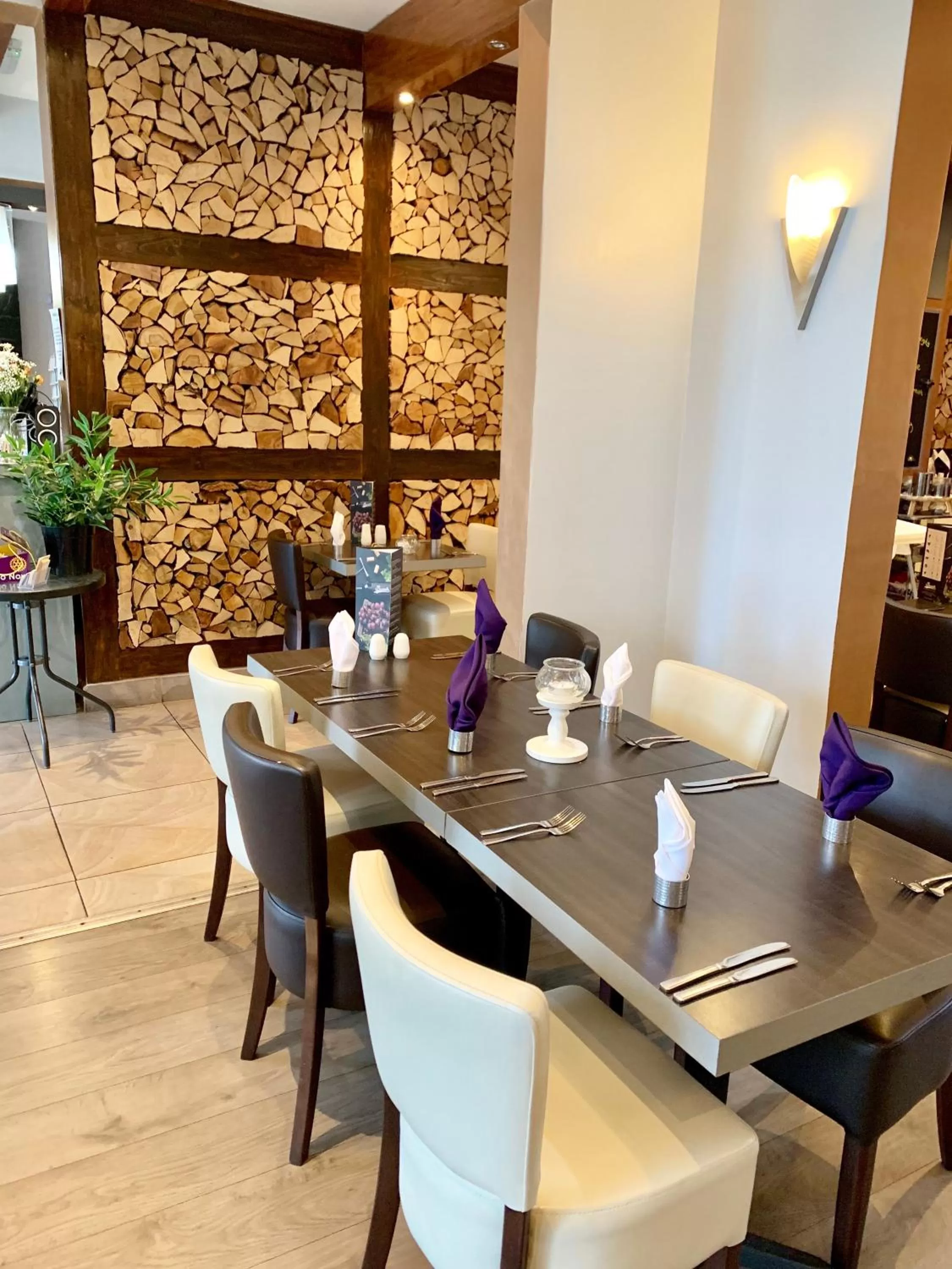 Restaurant/places to eat in Bennetts Hotel