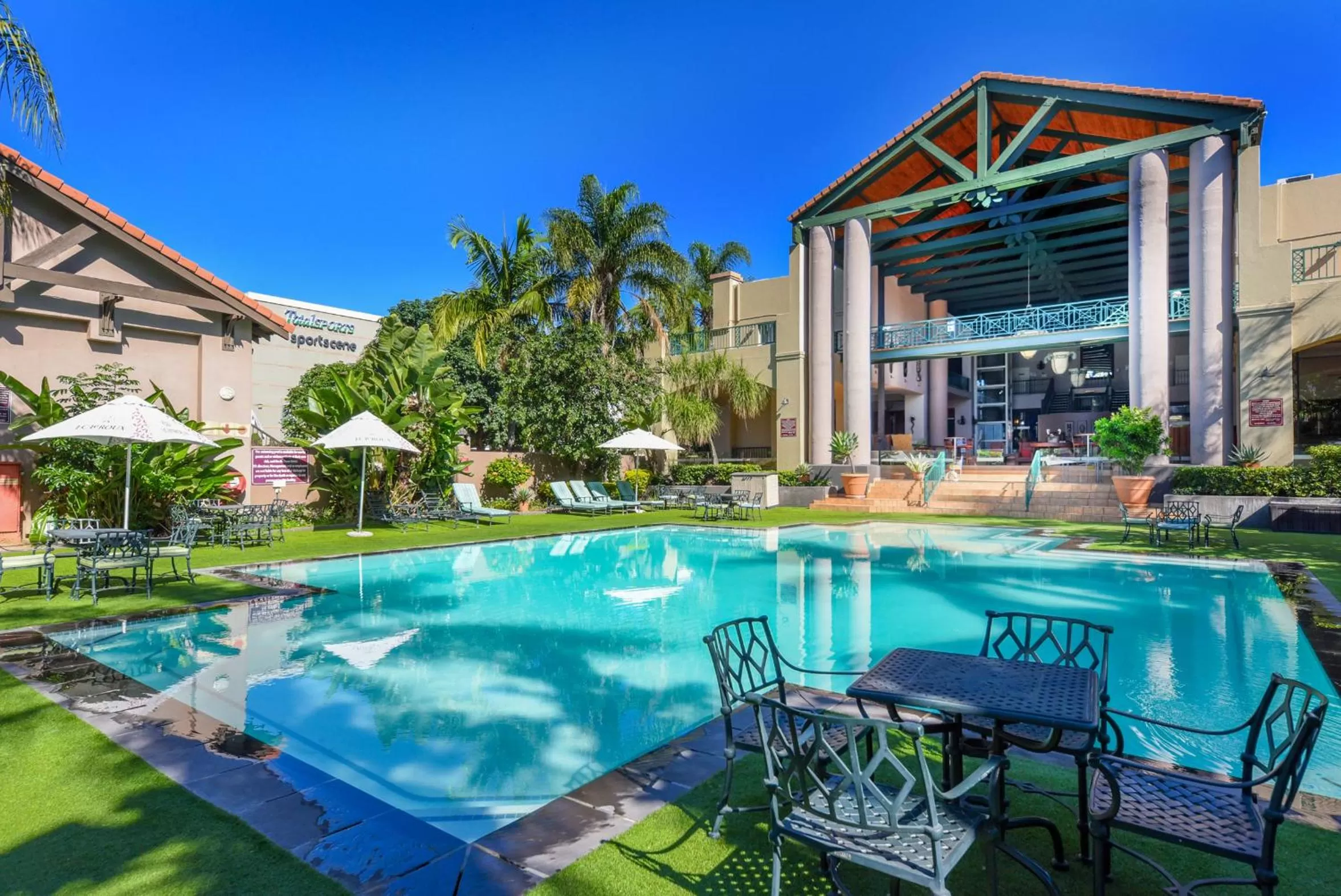 Swimming pool in Mercure Hotel Nelspruit