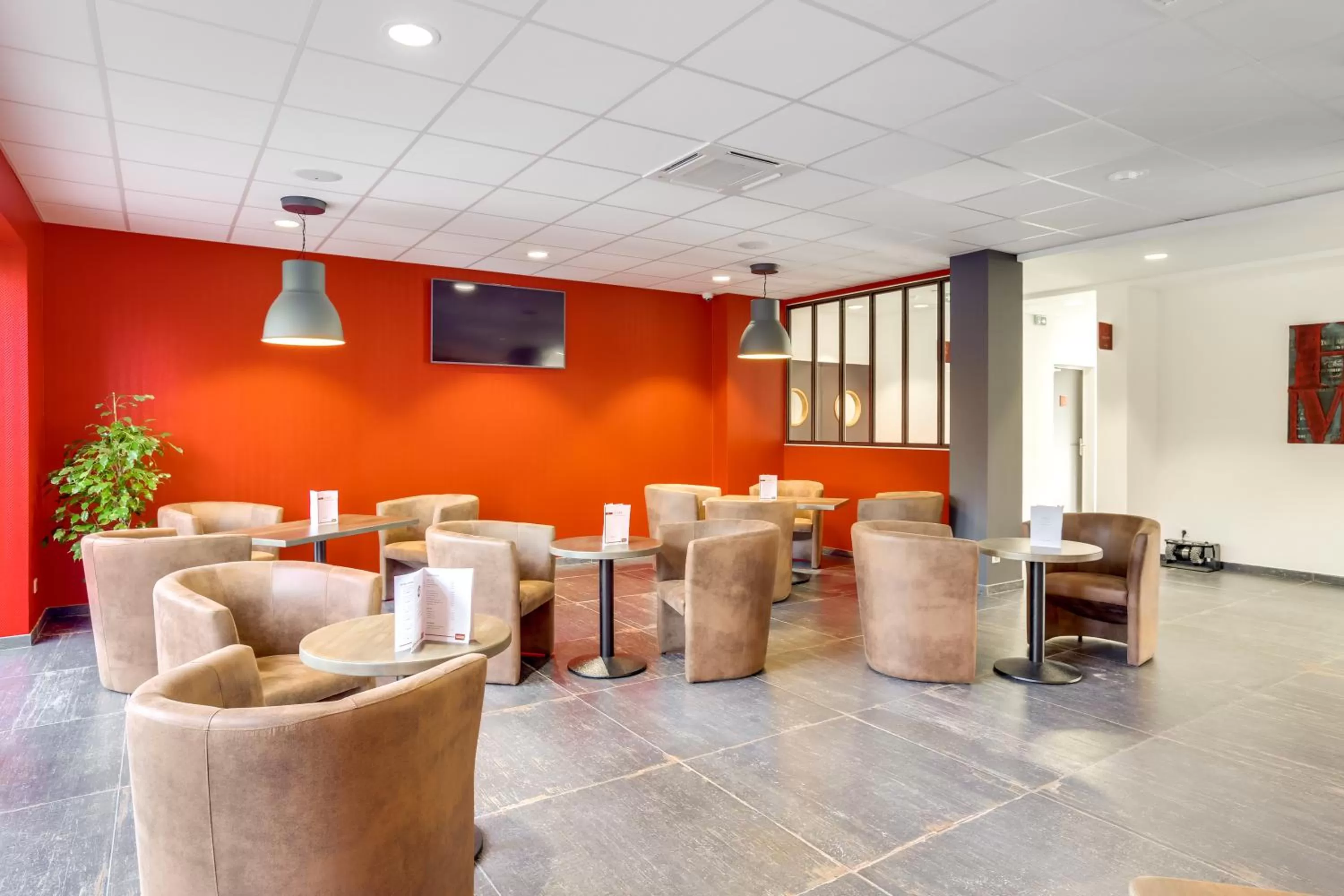 Lounge or bar in The Originals City, Hôtel Caen Mémorial