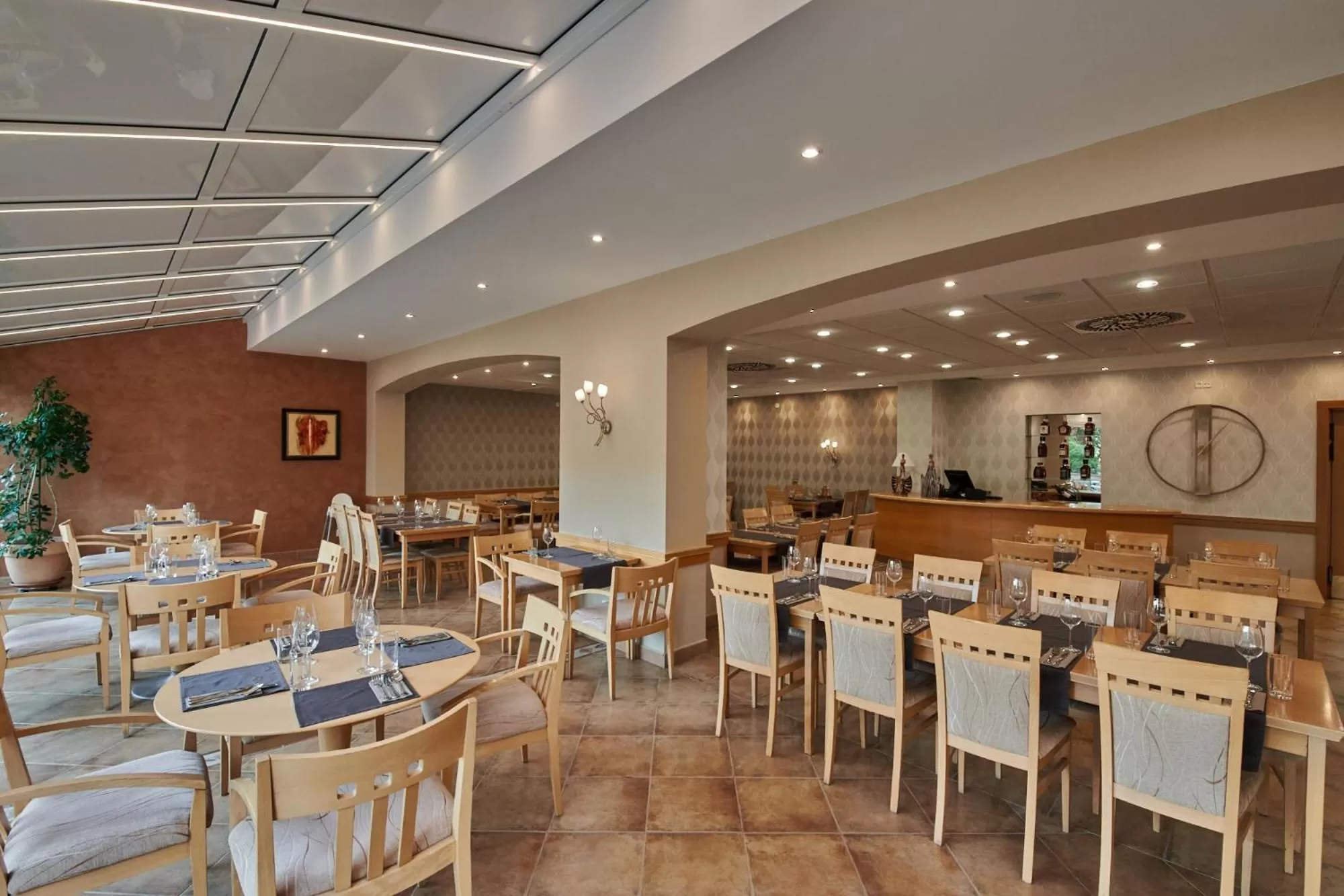 Restaurant/places to eat in Hotel Akademie a depandance Vila Jarmila