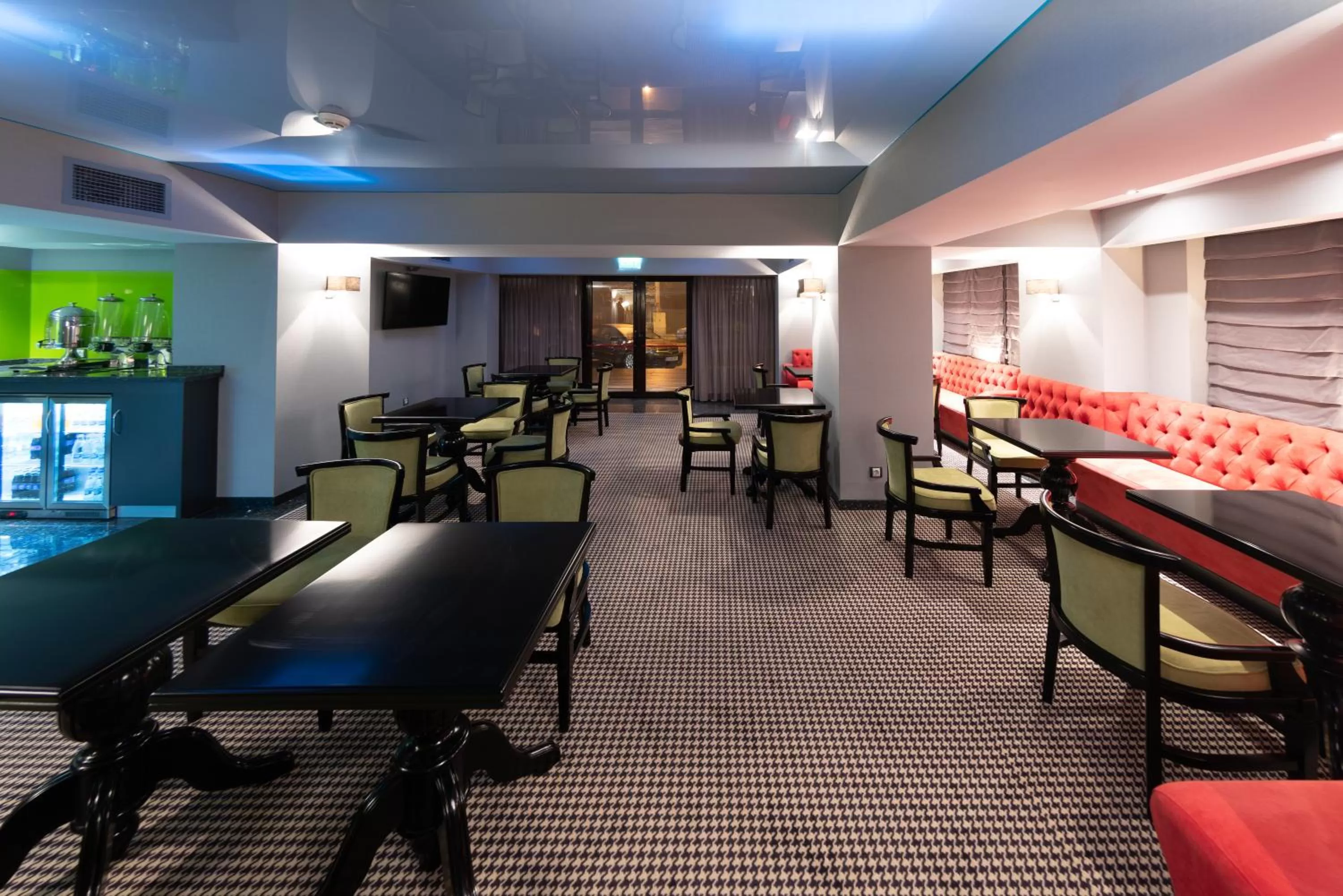 Restaurant/places to eat in Daria Suite