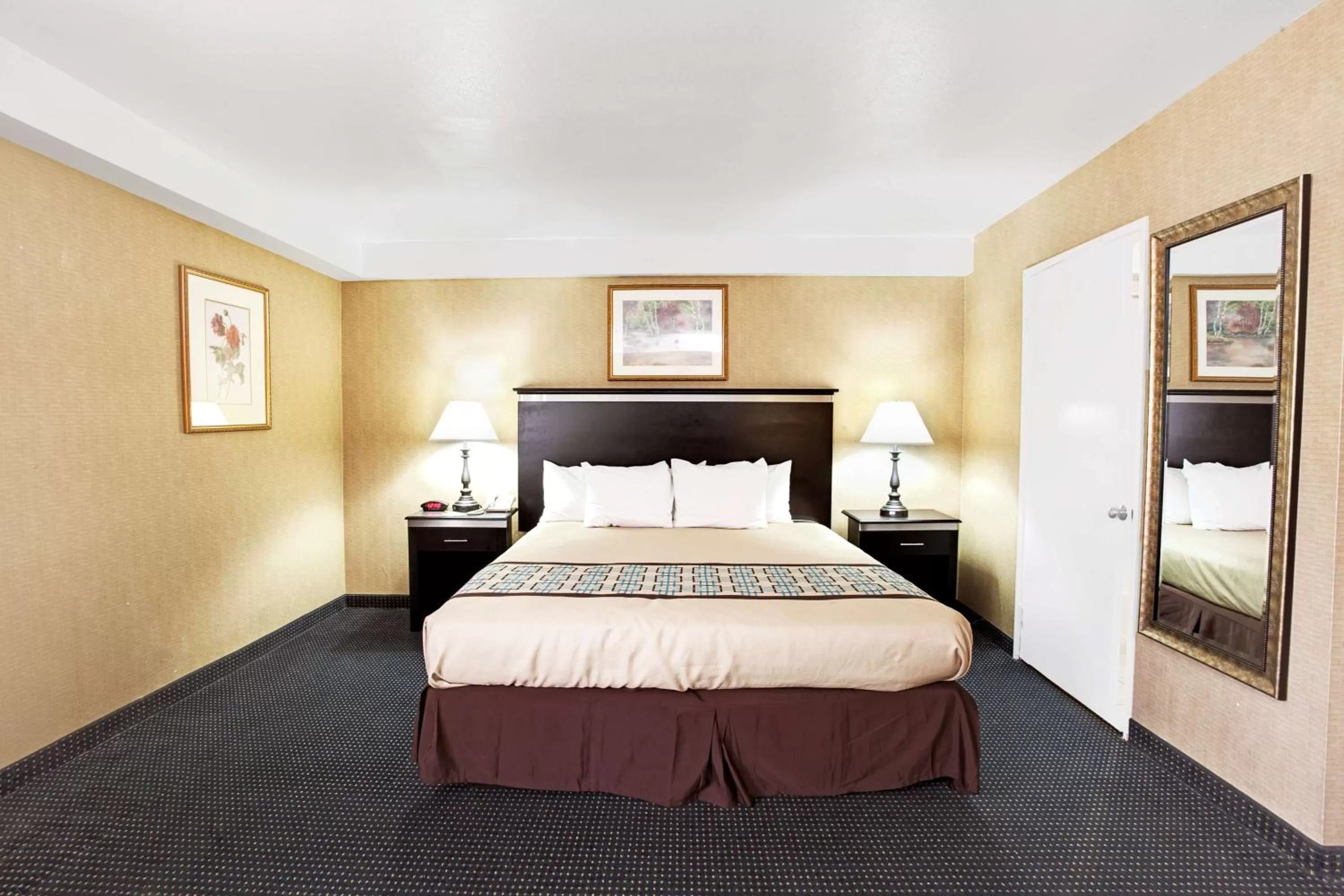 King Room with Mobility/Hearing Access - Non-Smoking in Days Inn & Suites by Wyndham Artesia