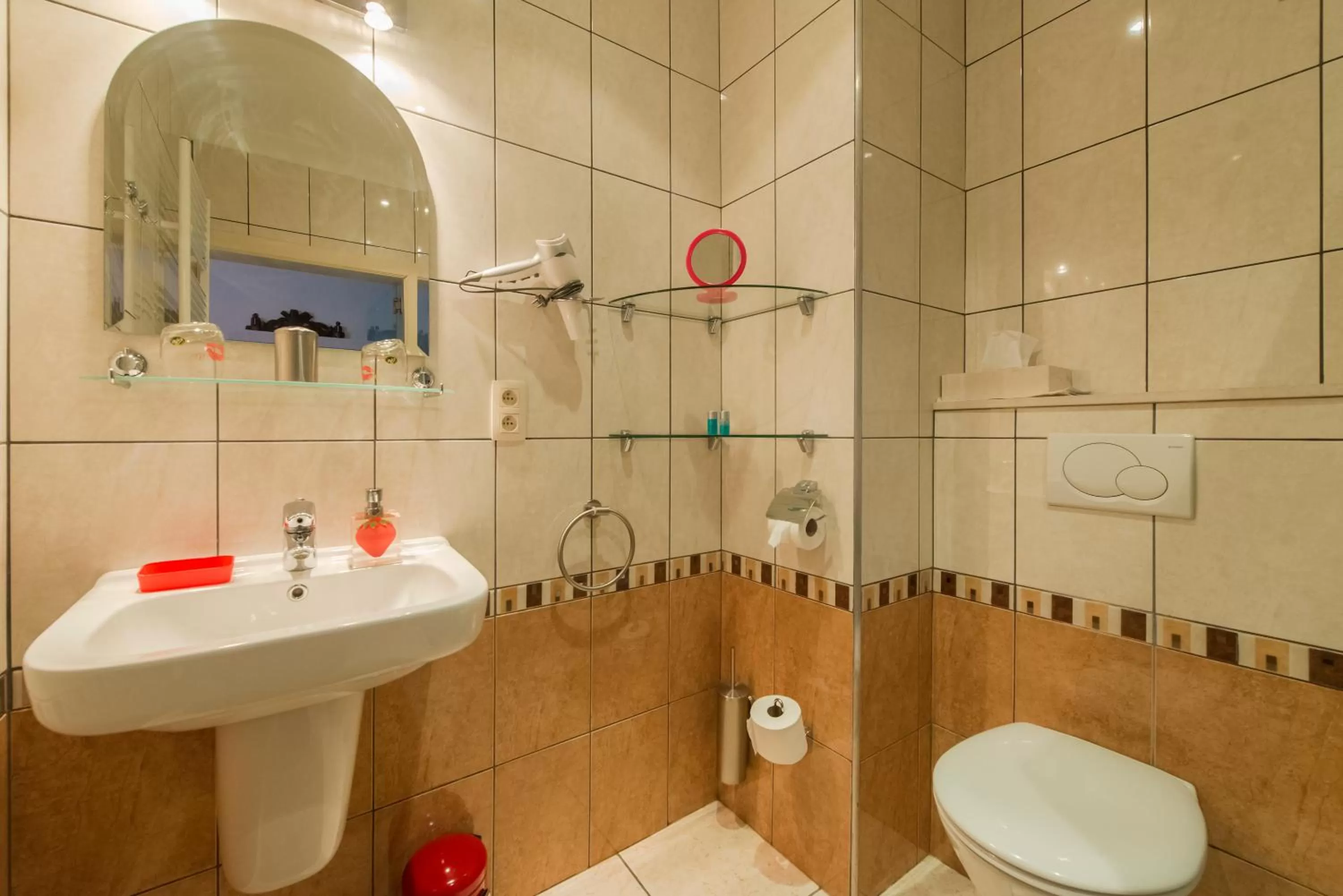 Toilet in B&B Casa Roman & Vakantiewoning voor 1 pers tot max 32 personen