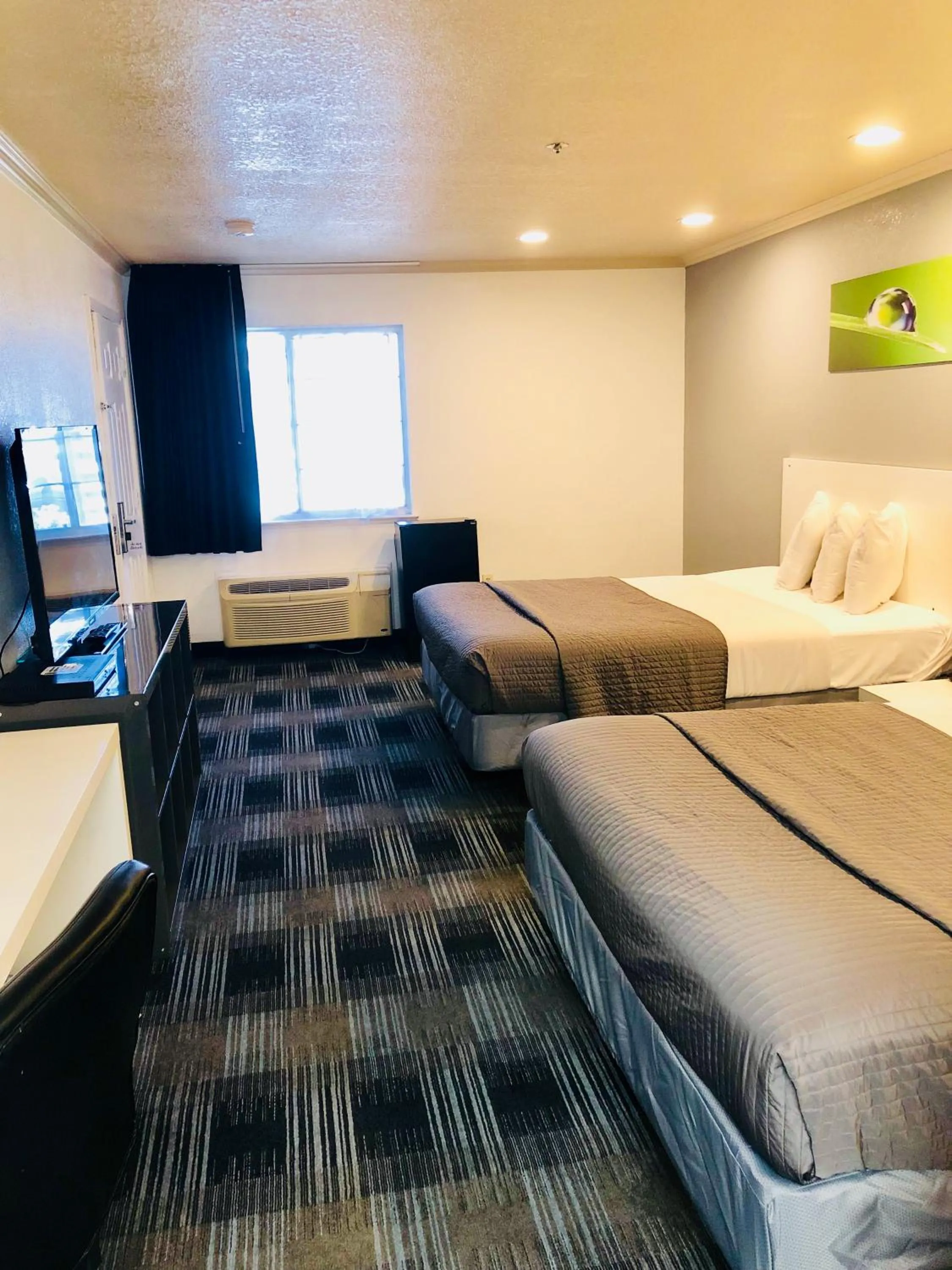 Bedroom, Bed in BridgePoint Inn Daly City