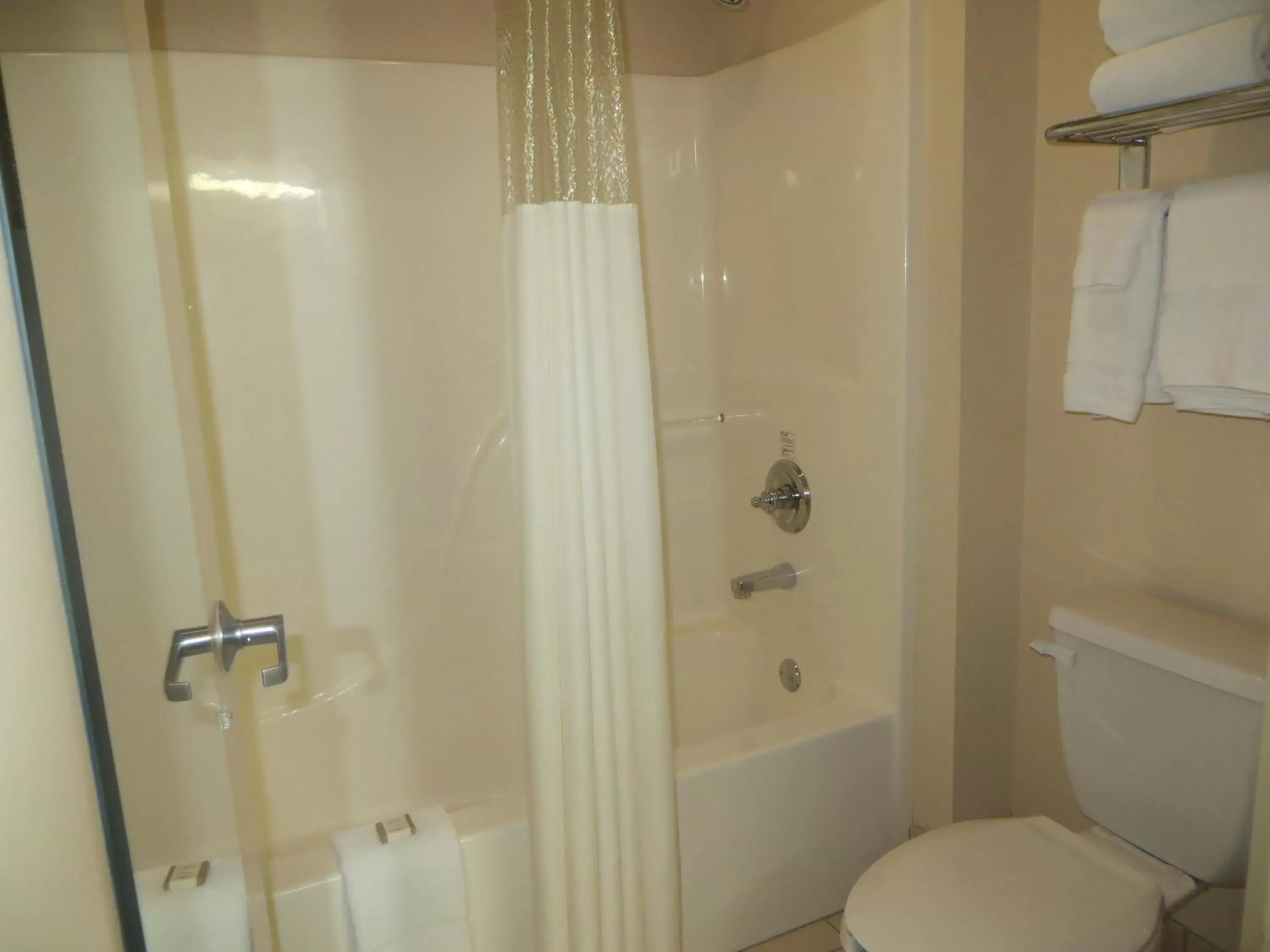 Superior King Room - Non-Smoking in Baymont on the lake by Wyndham Hot Springs Superior King Room - Non-Smoking in Baymont on the lake by Wyndham Hot Springs