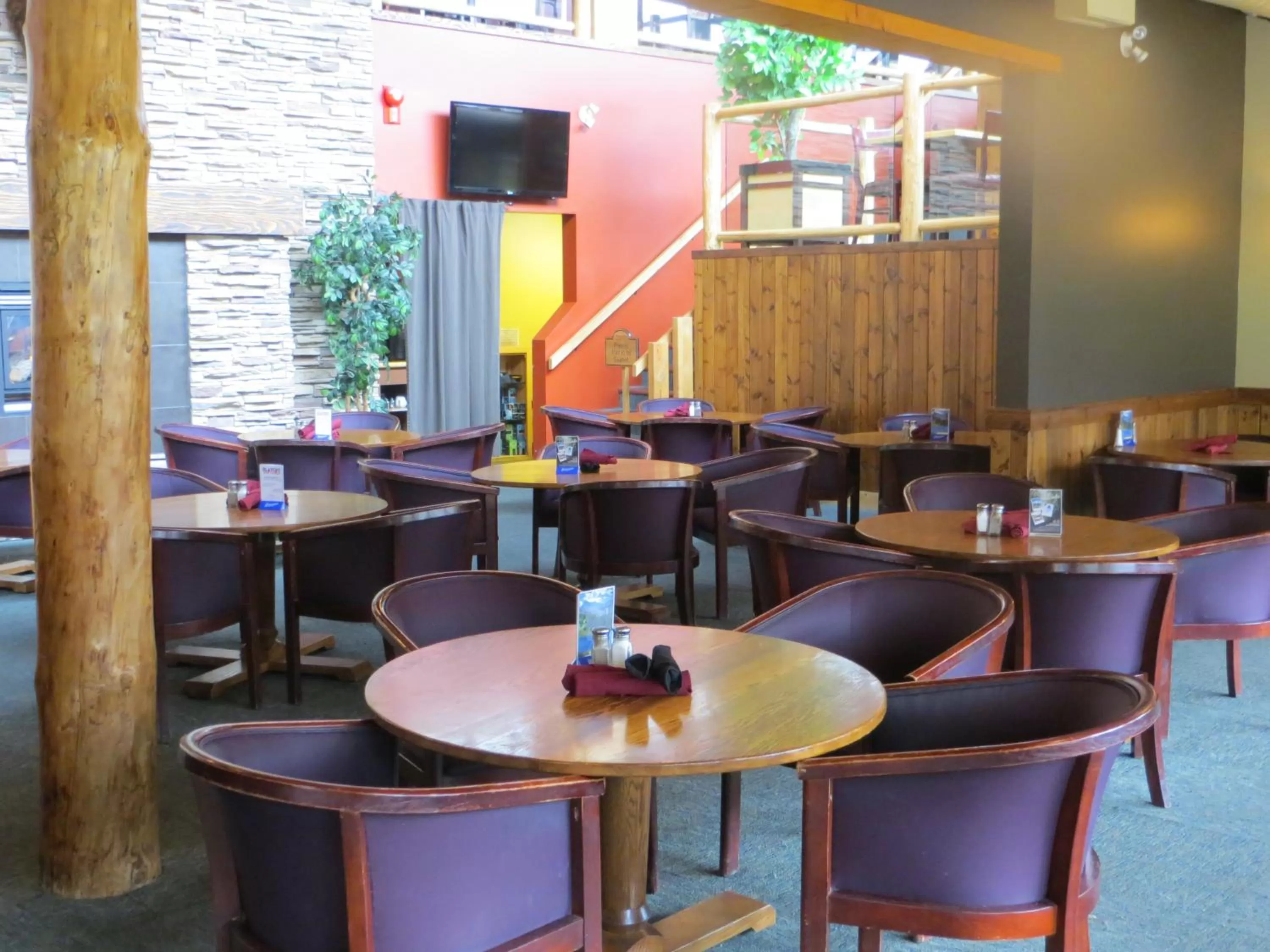 Lounge or bar in Waterton Lakes Lodge Resort