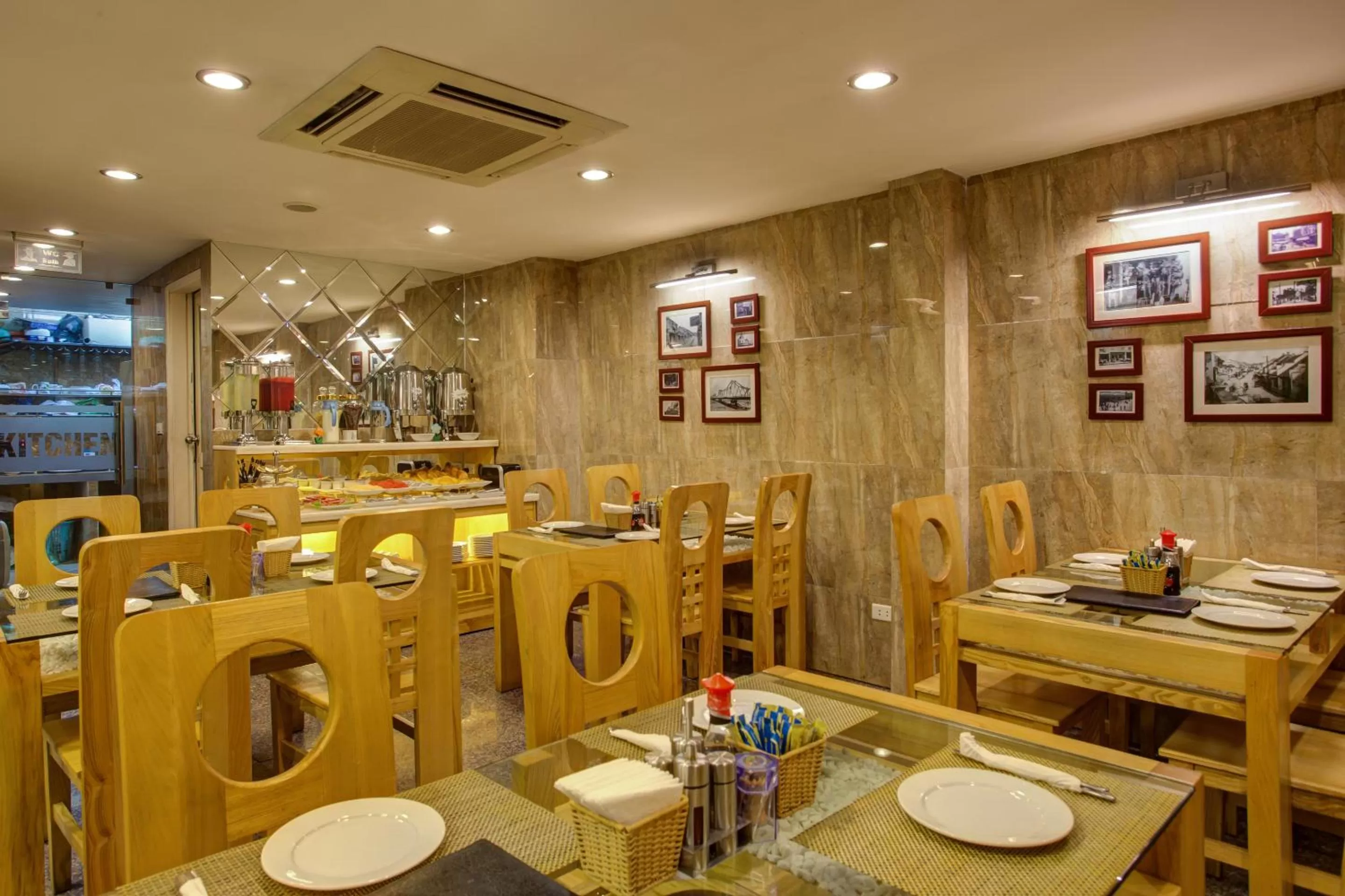 Restaurant/places to eat in Golden Art Hotel