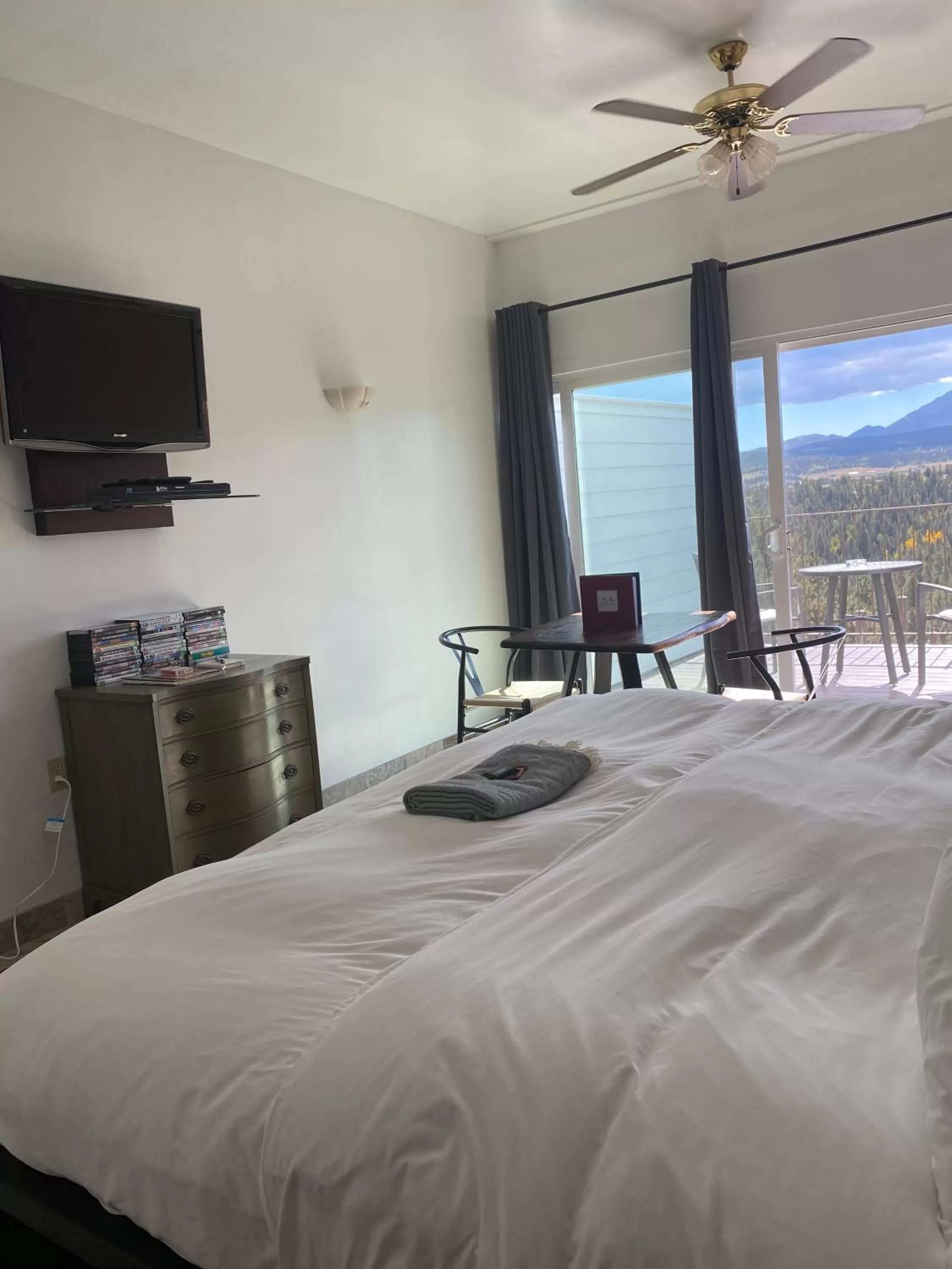 TV and multimedia, Bed in Pikes Peak Paradise Bed and Breakfast