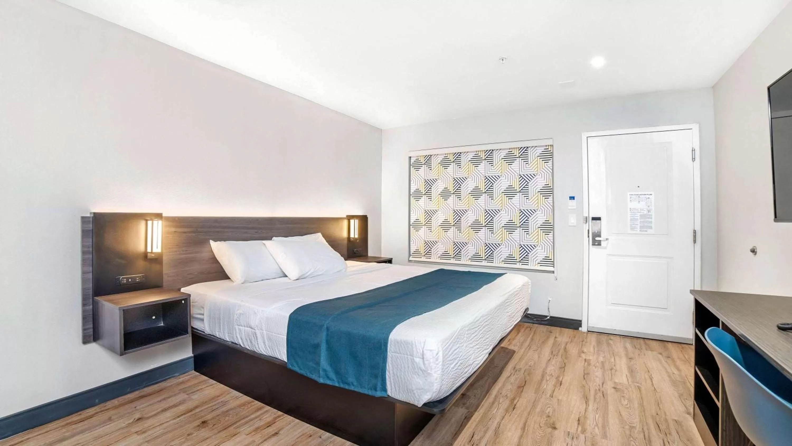 Bed in Studio 6 Suites Stockton, CA Waterfront