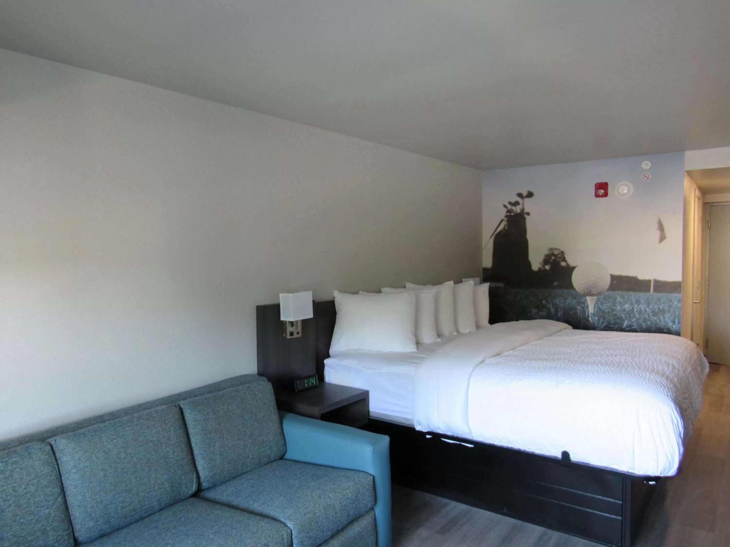 Bedroom, Bed in Clarion Pointe McDonough