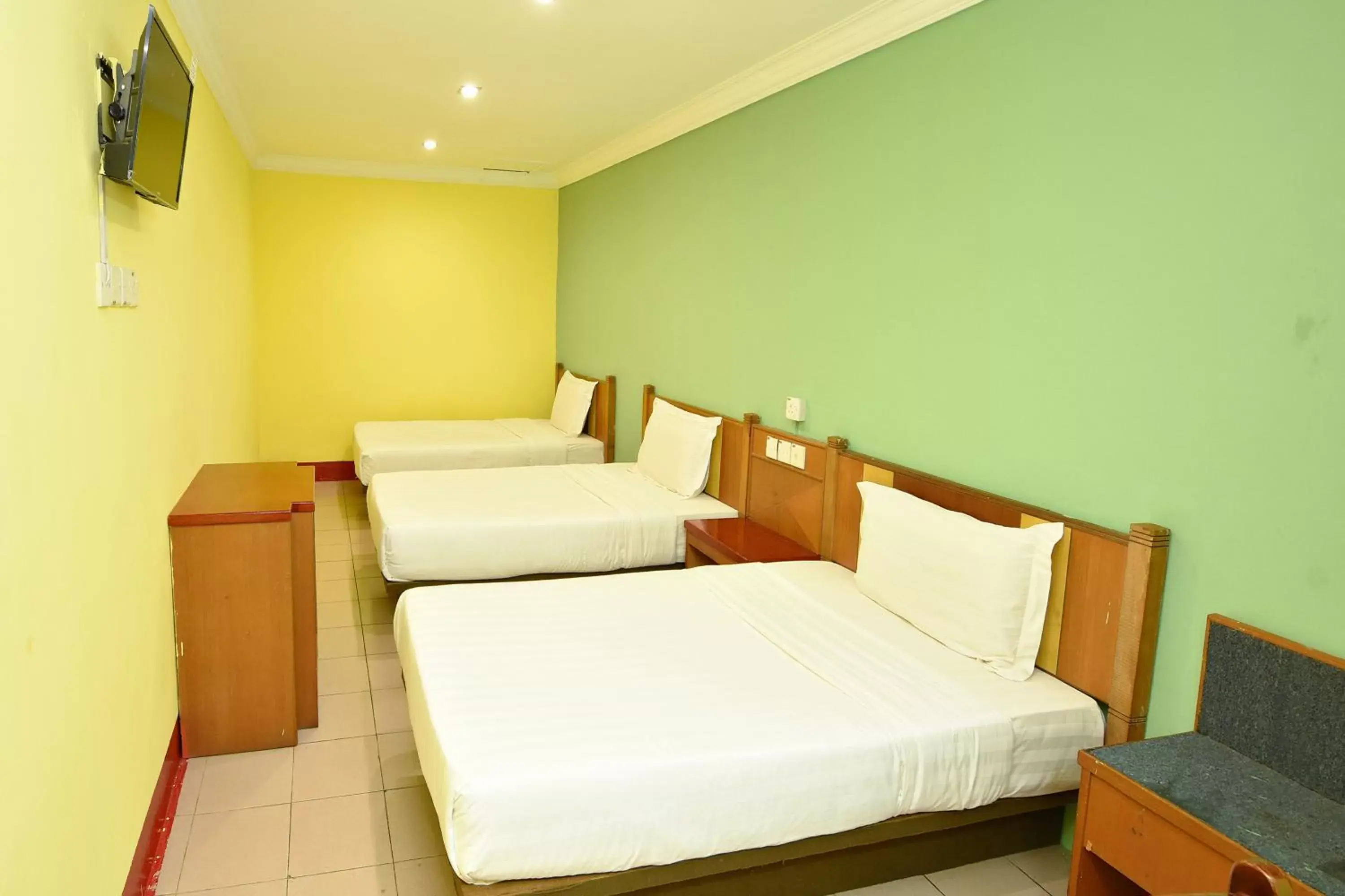 Classic Triple Room in Mandarin Inn by Glex Classic Triple Room in Mandarin Inn by Glex