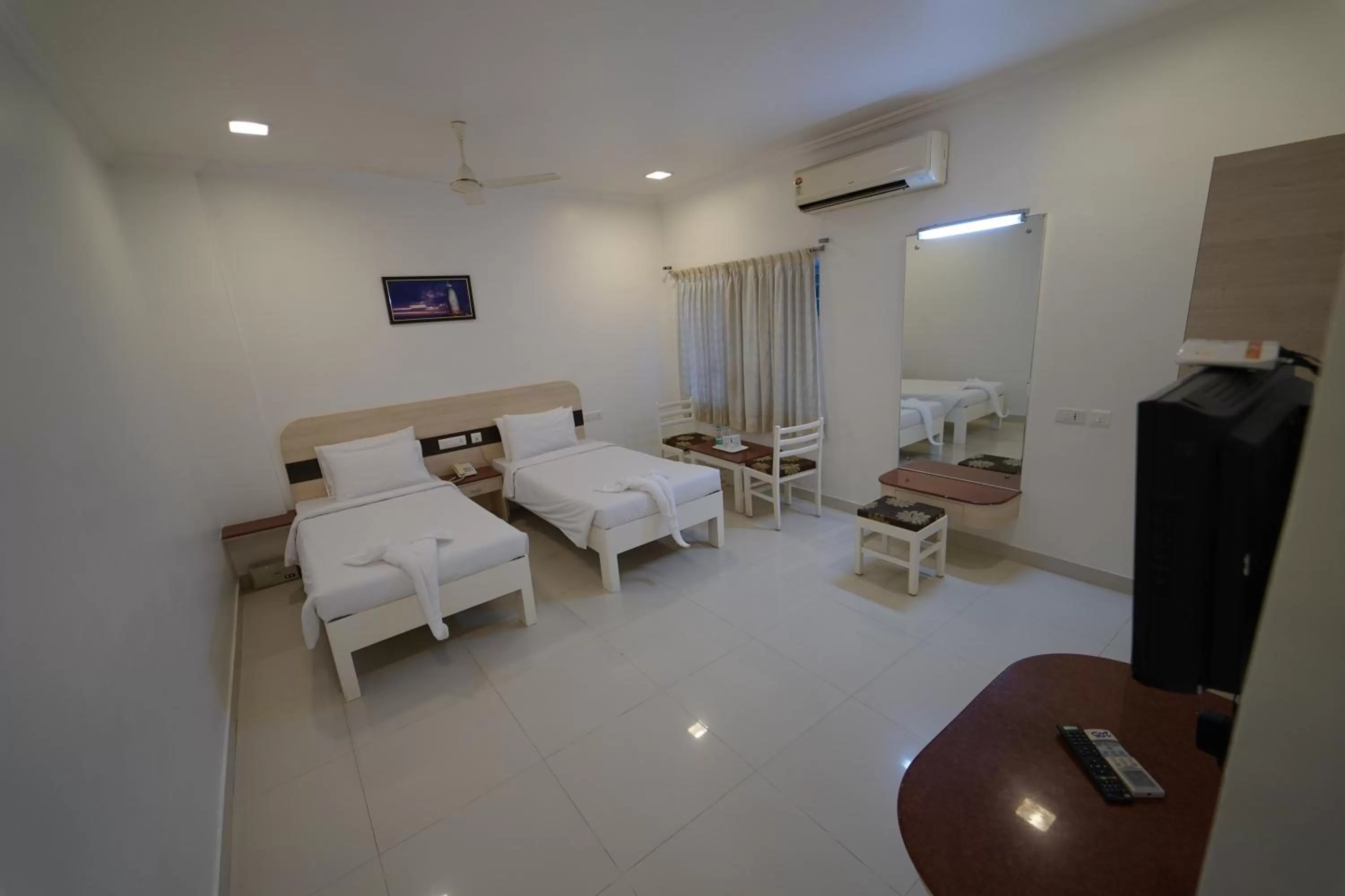 TV and multimedia, Bed in Hotel Palmyra Grand Inn