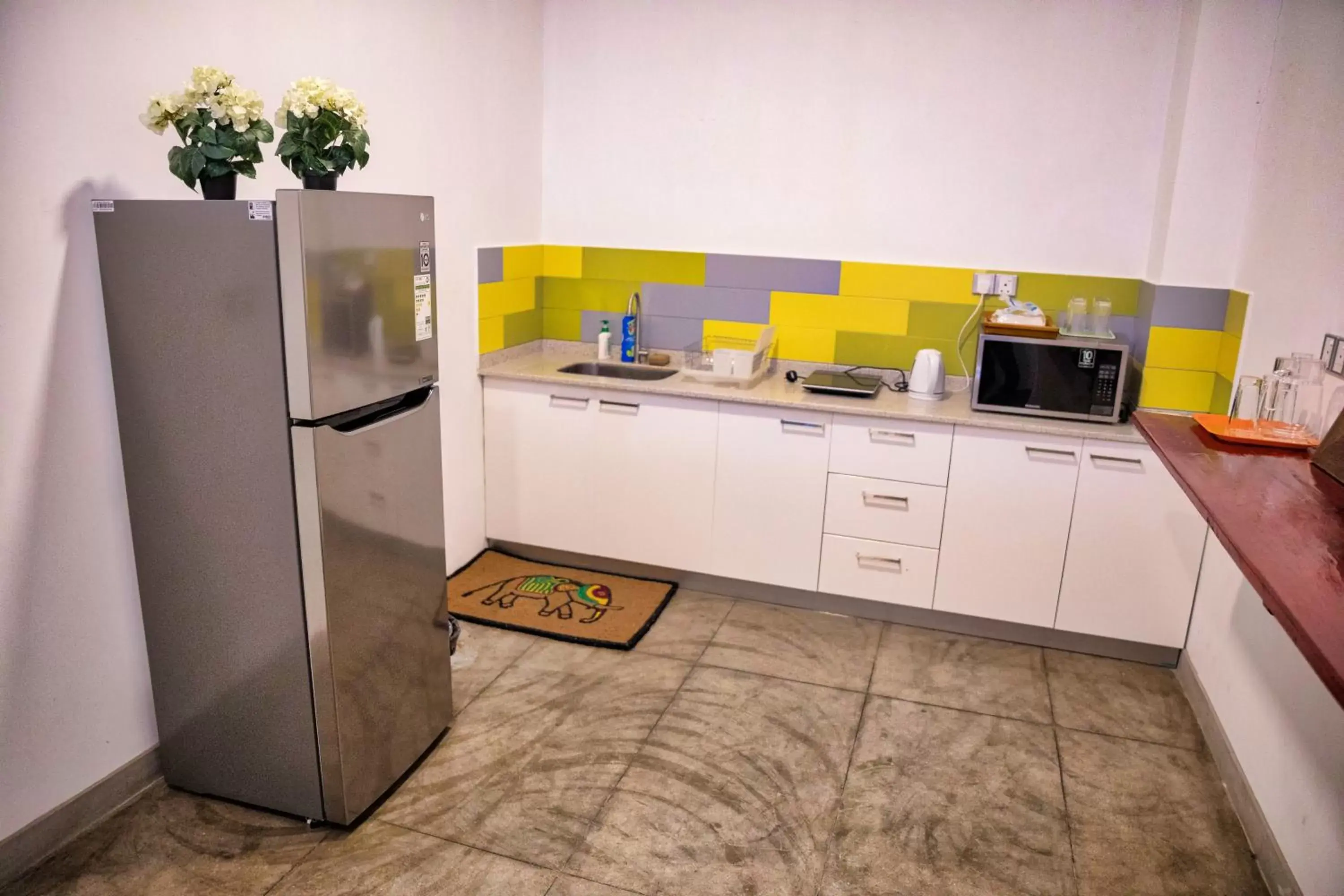 Queen Room with Shared Bathroom with 10% Discount on Laundry in C 1 Colombo Fort Queen Room with Shared Bathroom with 10% Discount on Laundry in C 1 Colombo Fort