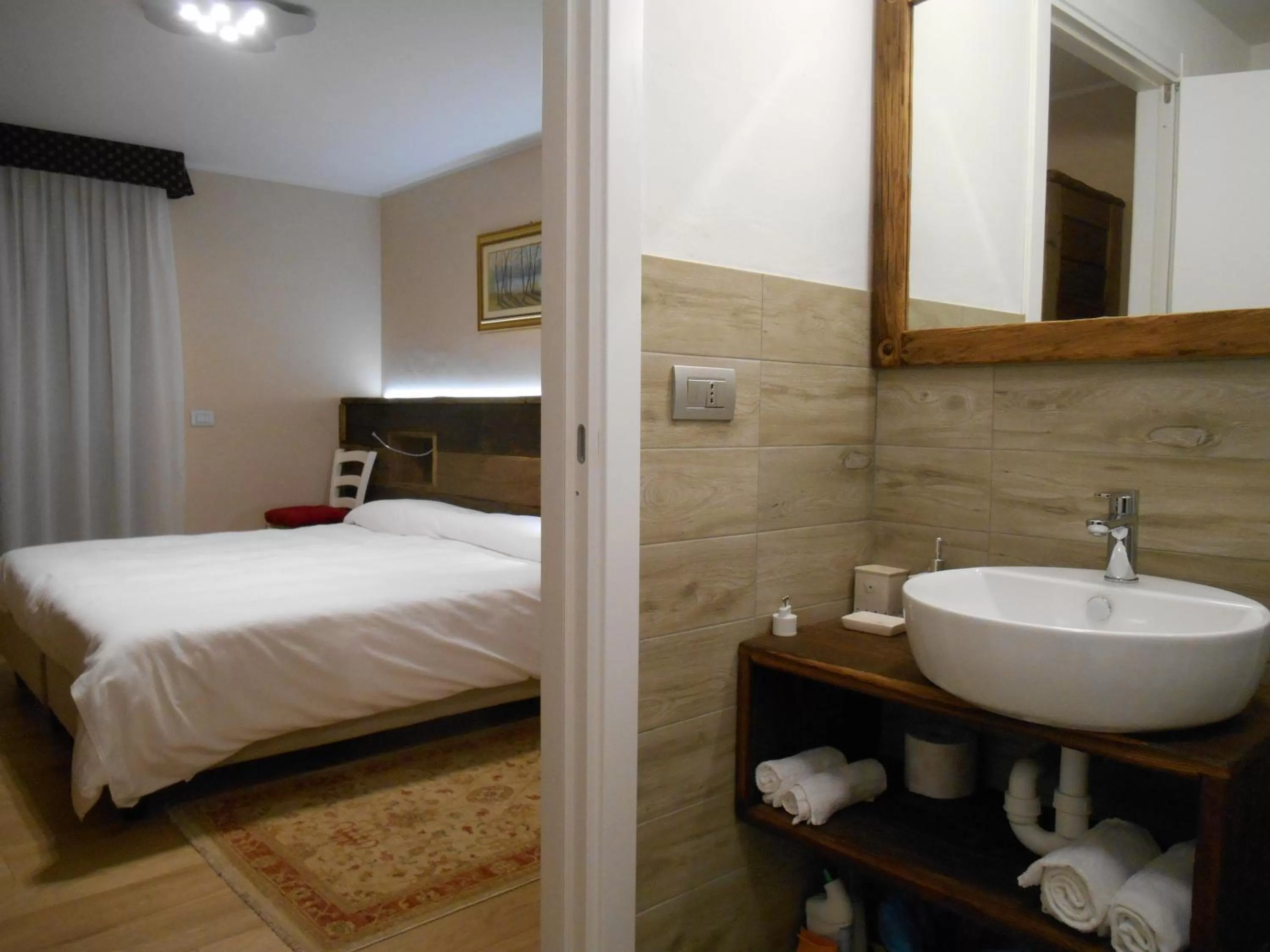 Bathroom, Bed in La Vigne de Papagran