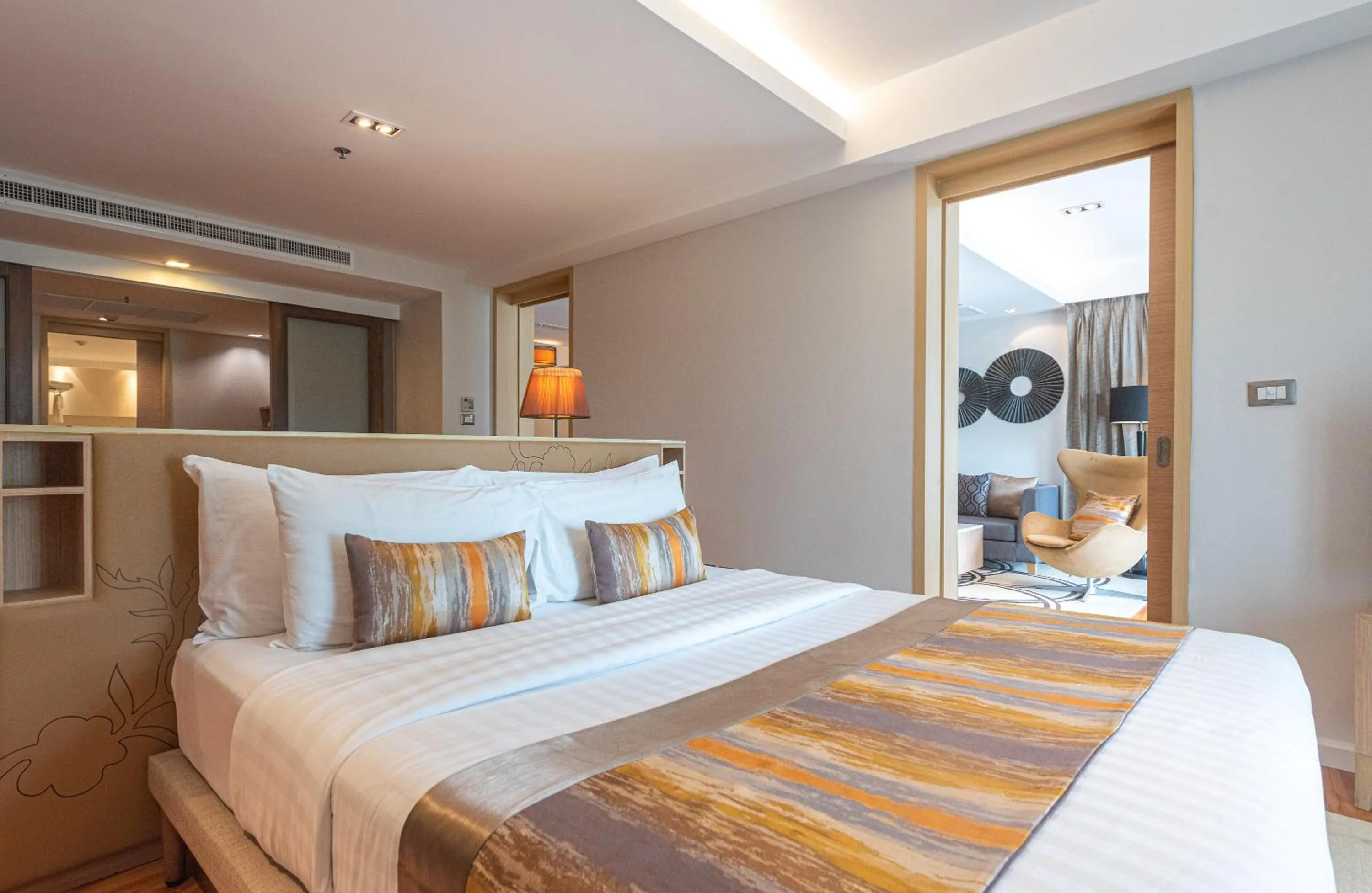 Bed in Summit Windmill Golf Suite Hotel at Suvarnabhumi