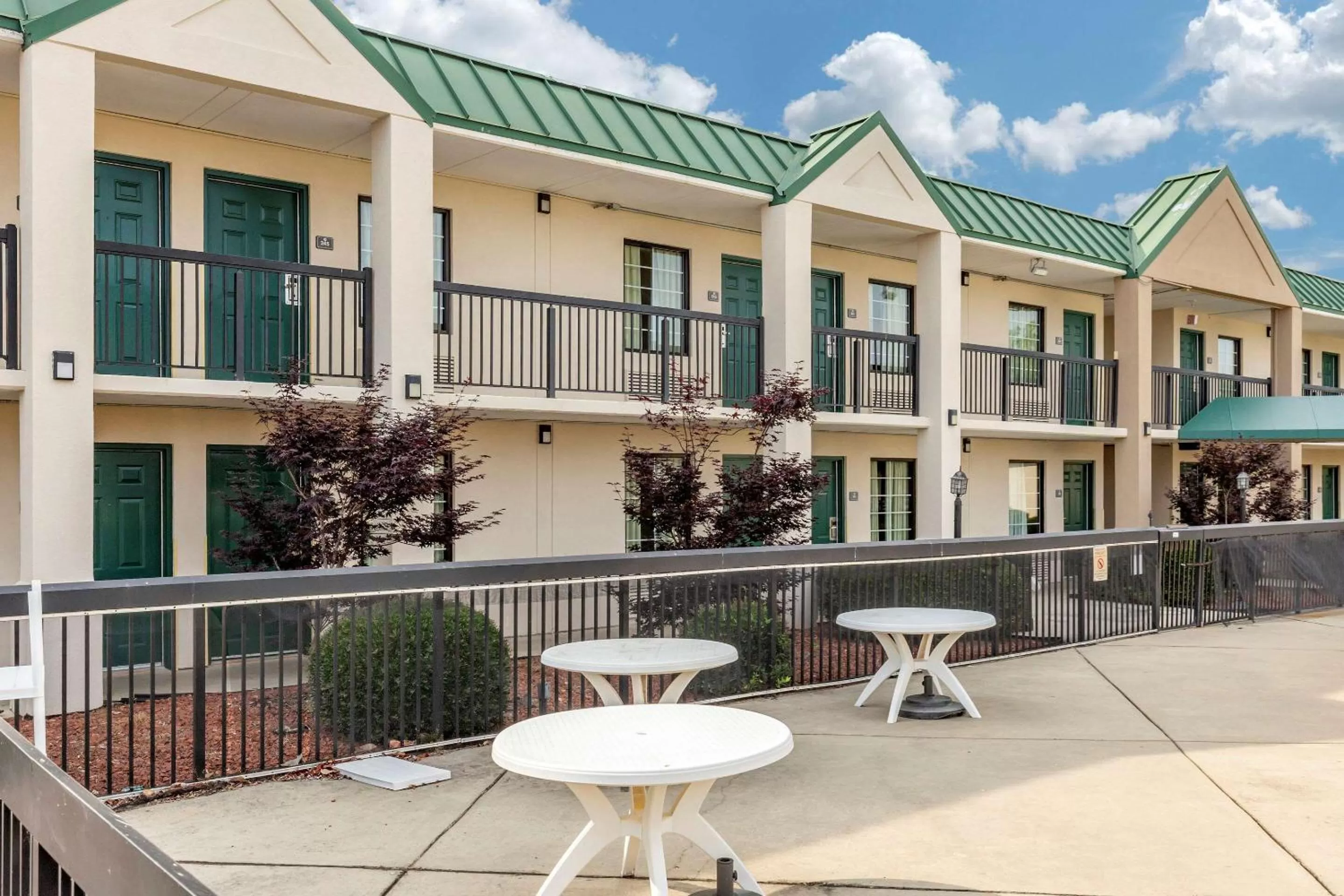 Swimming pool in Quality Inn & Suites Hanes Mall