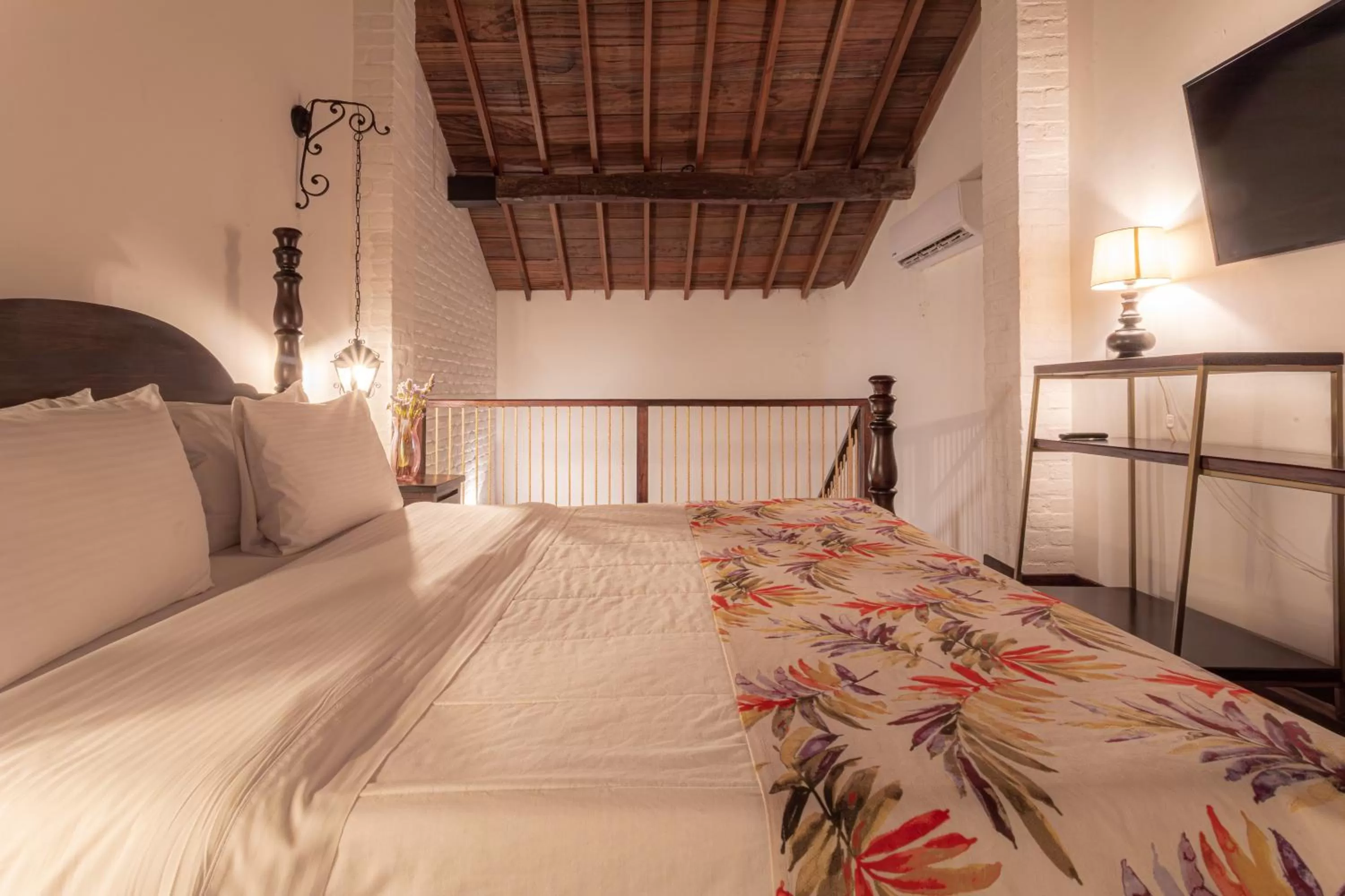 Bed in Soy Local Insignia