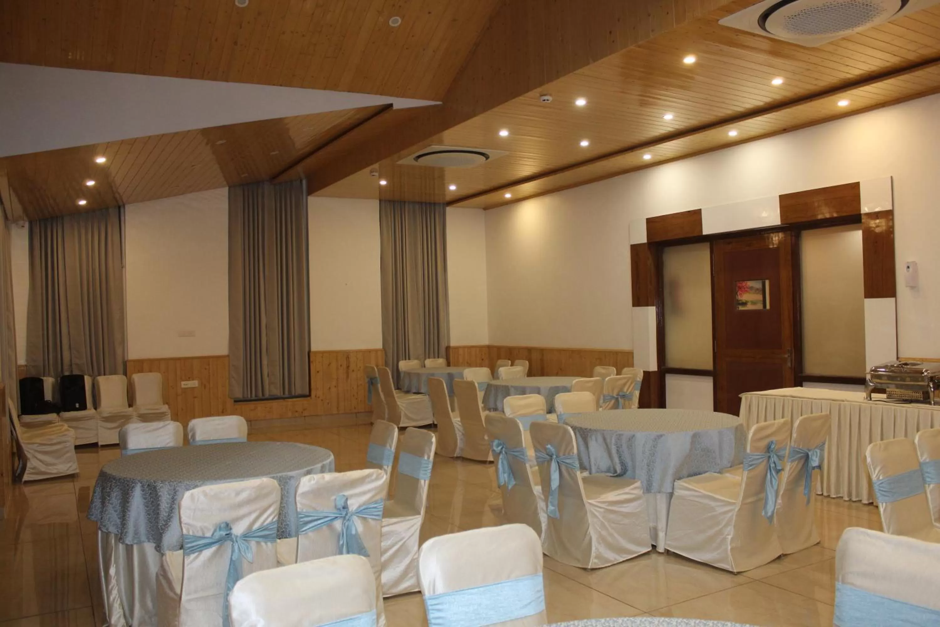Meeting/conference room in Abhilashi Residency & Spa - Centrally Heated & Air Cooled