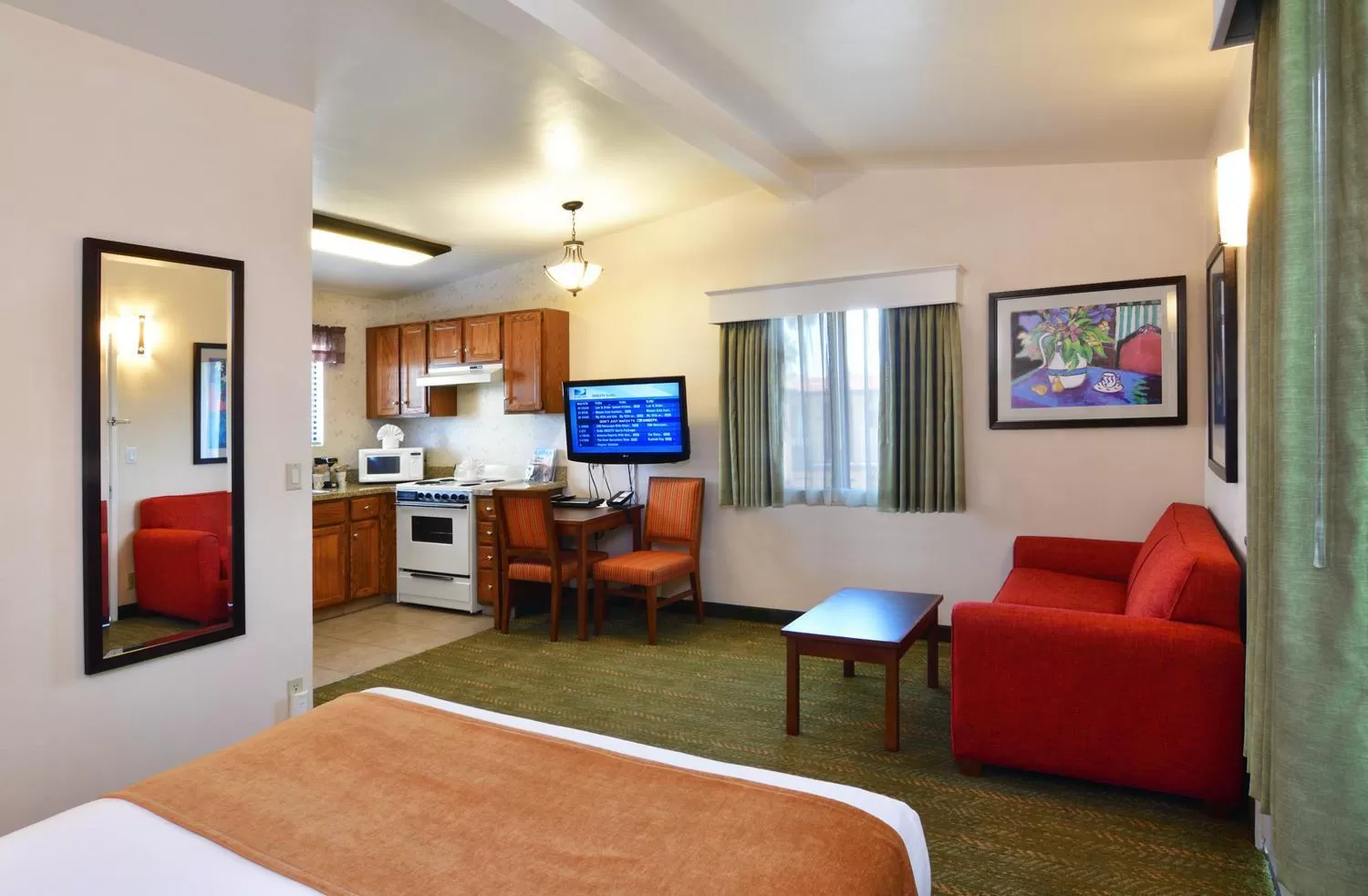 Kitchen or kitchenette, Bed in Lamplighter Inn & Suites at SDSU