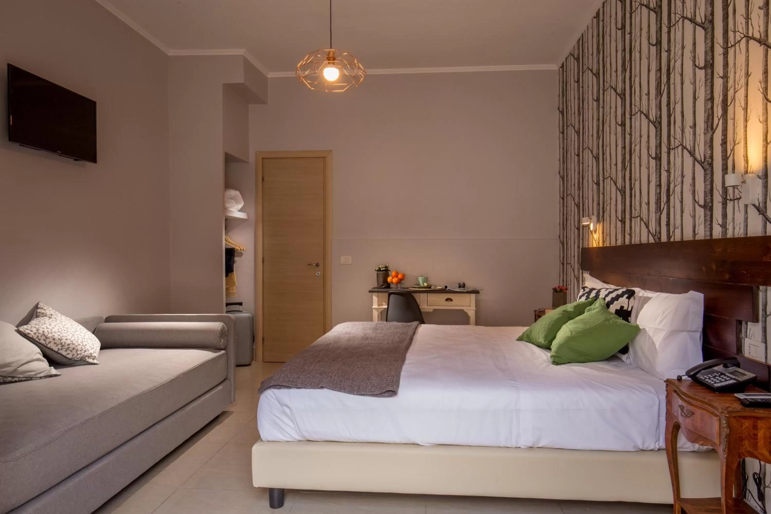 TV and multimedia, Bed in Urban Garden Hotel