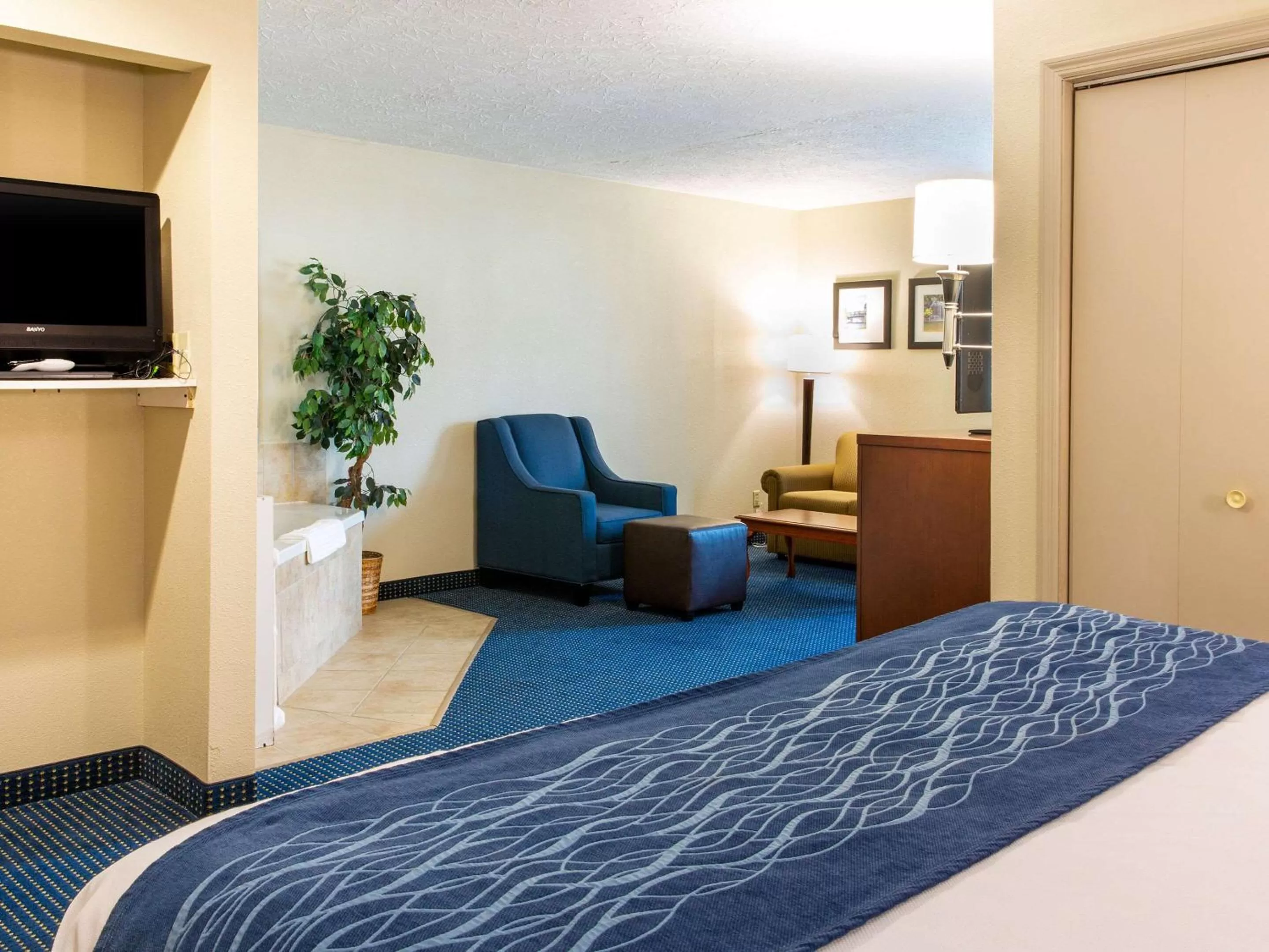 Bed in Comfort Inn Piketon near Fairgrounds