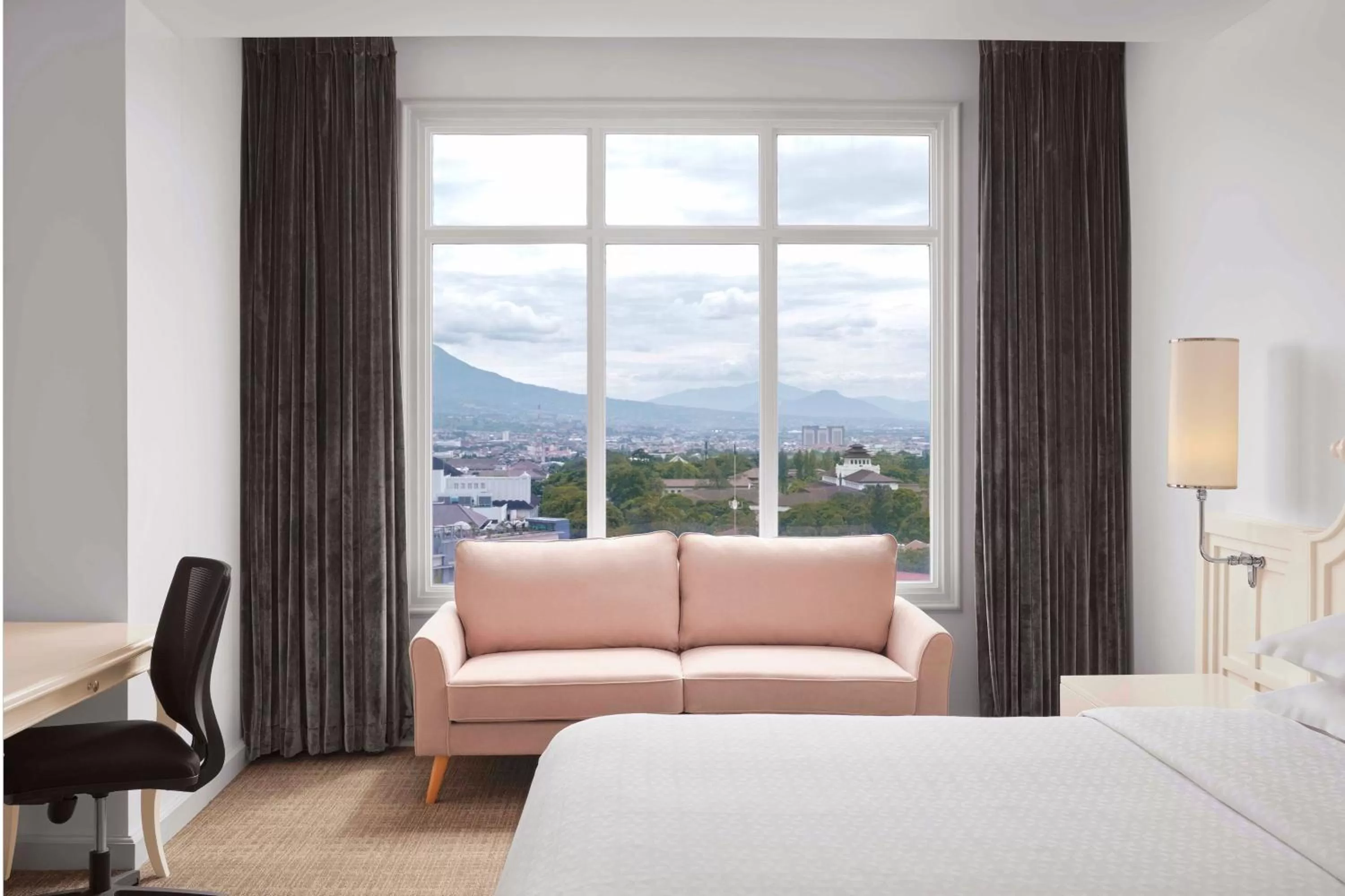 Photo of the whole room, Bed in Four Points by Sheraton Bandung