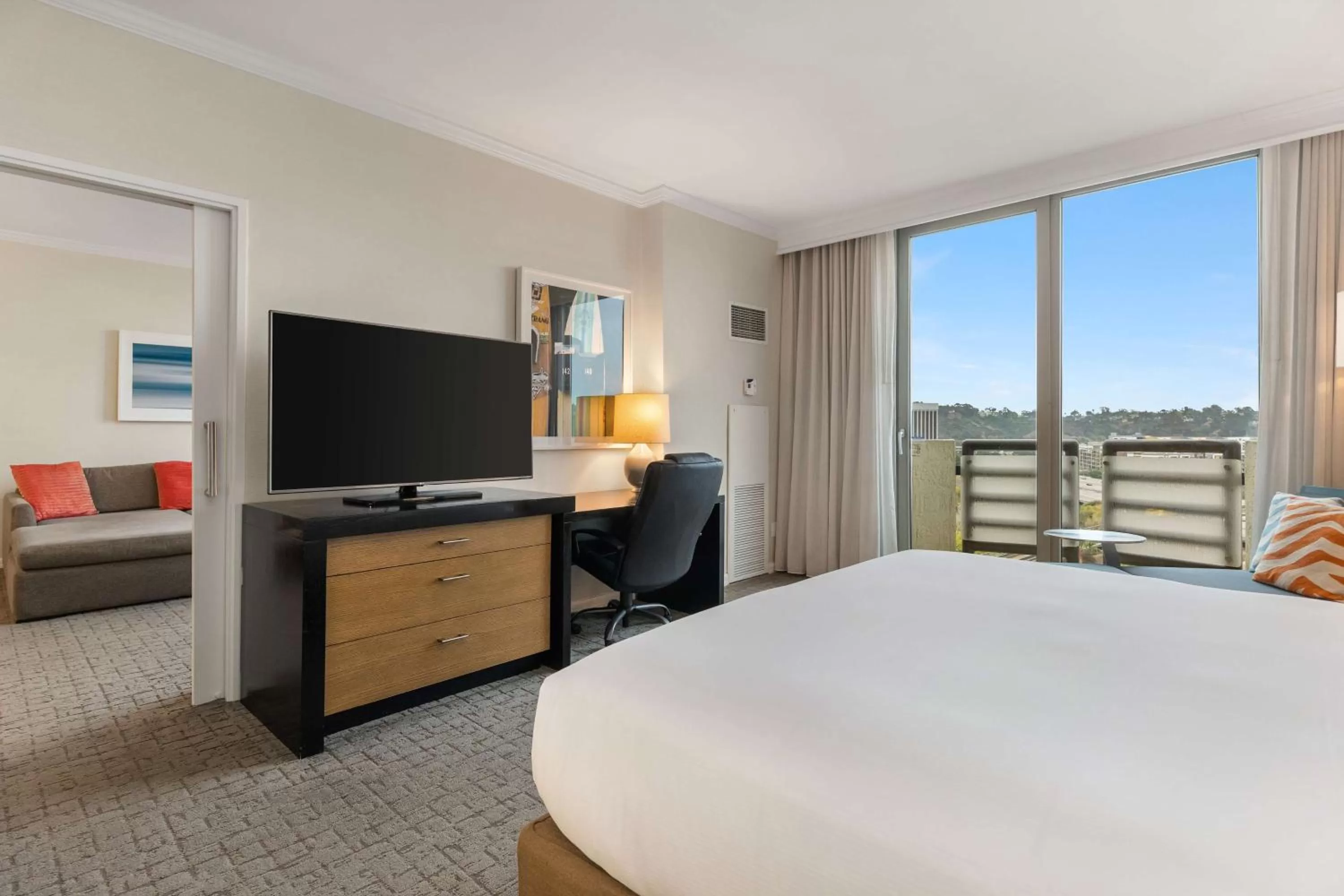 View (from property/room), Bed in DoubleTree by Hilton San Diego-Mission Valley