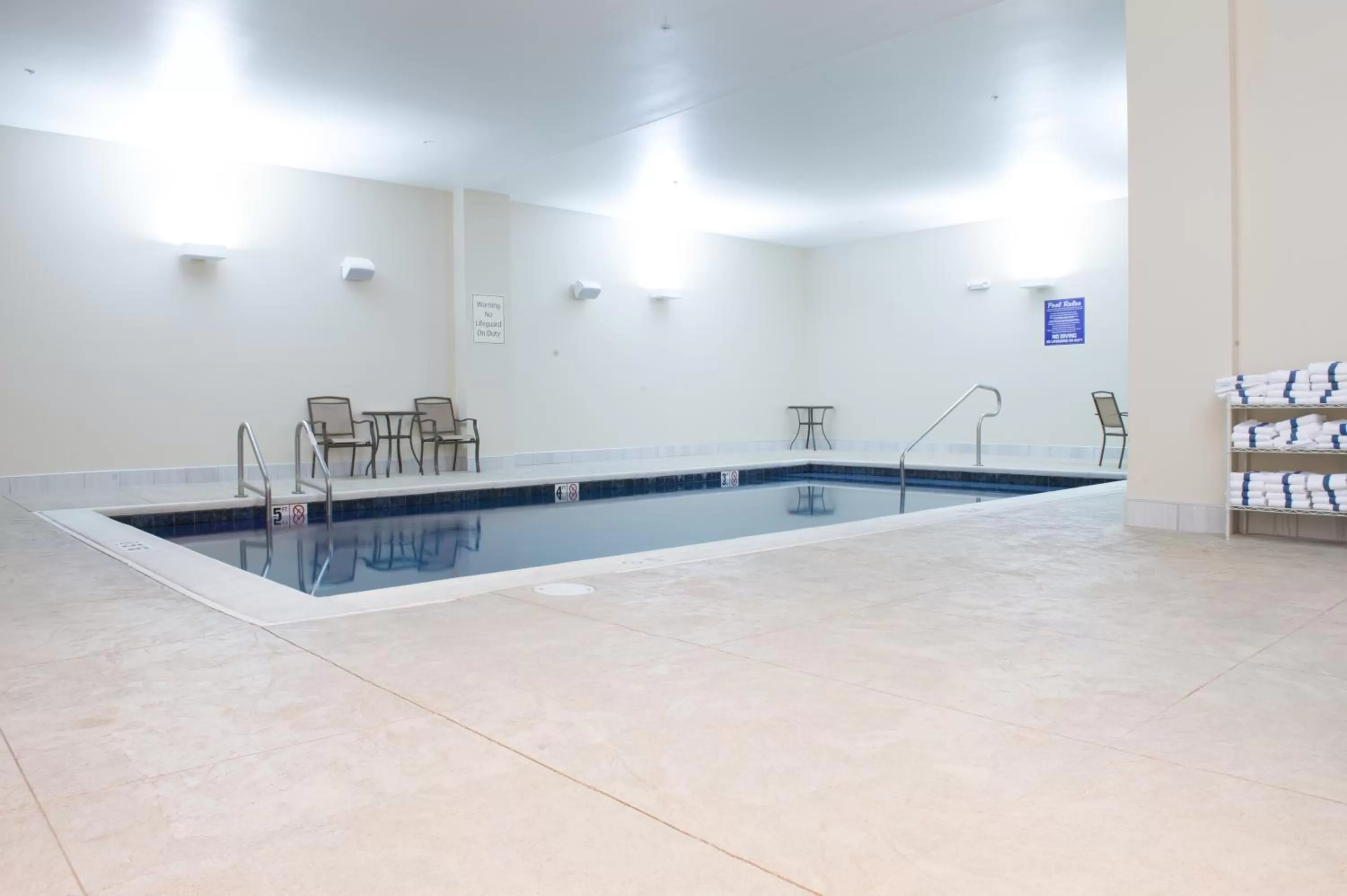 Swimming pool in Bluemont Hotel