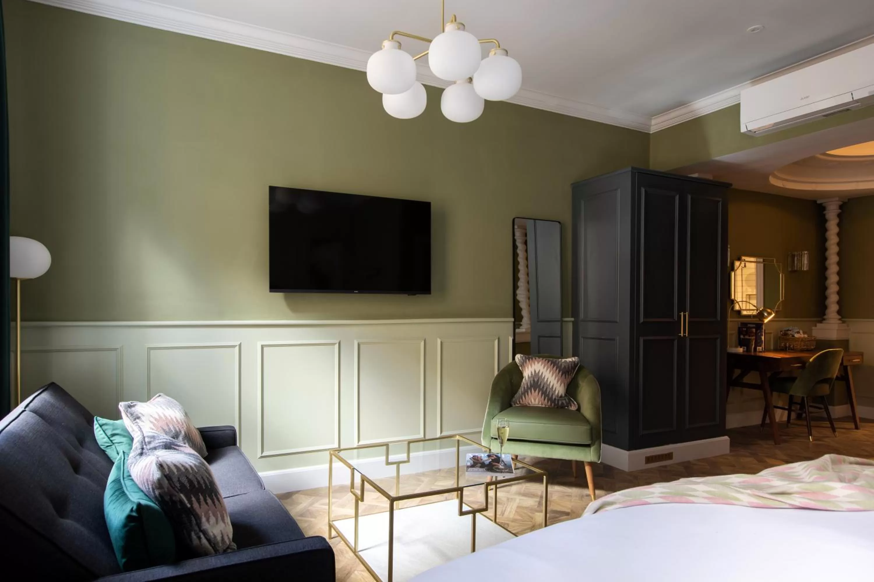 Communal lounge/ TV room, TV/Entertainment Center in Hort's Townhouse