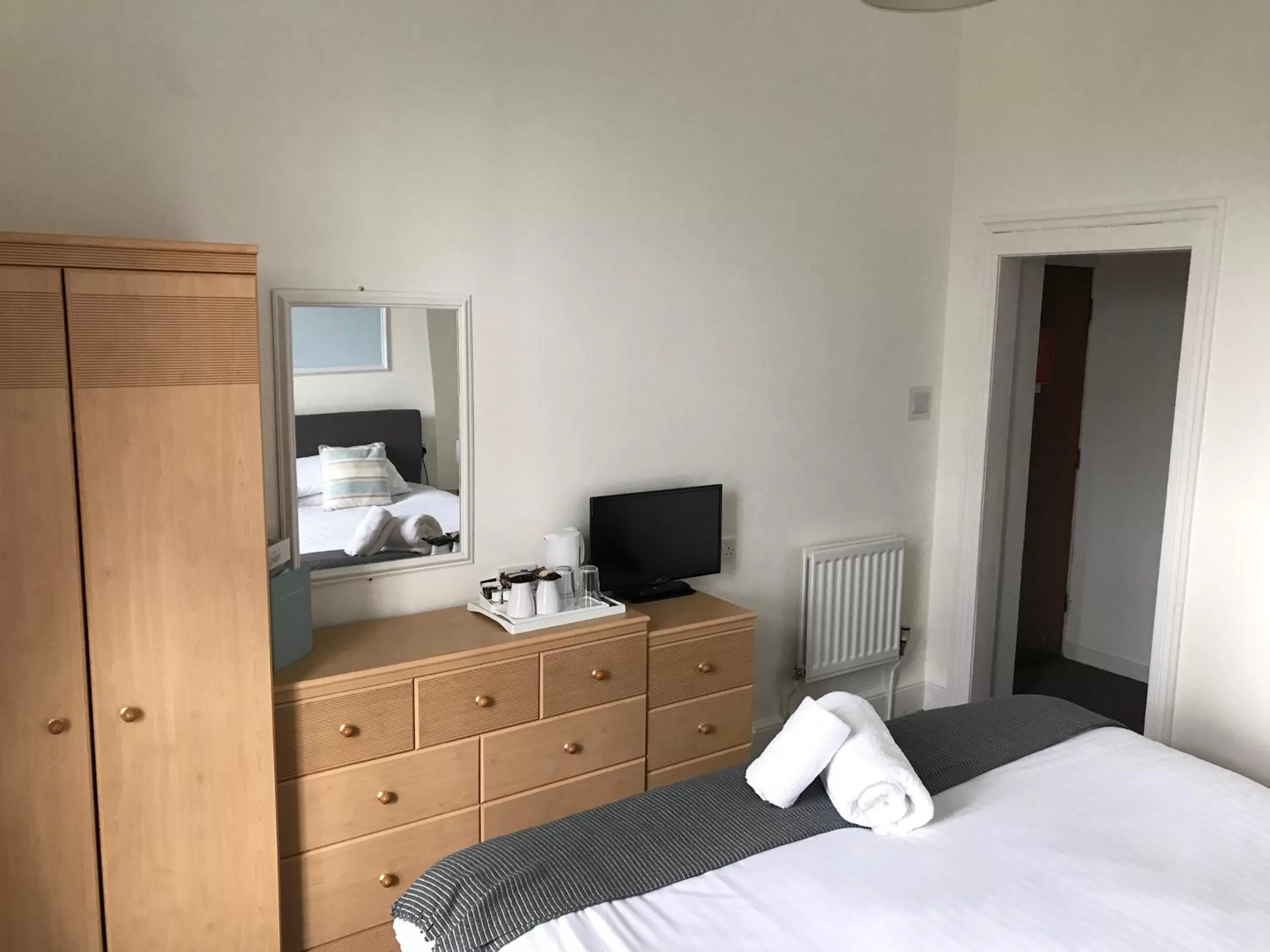 Bedroom, Bed in The Oasis Hotel