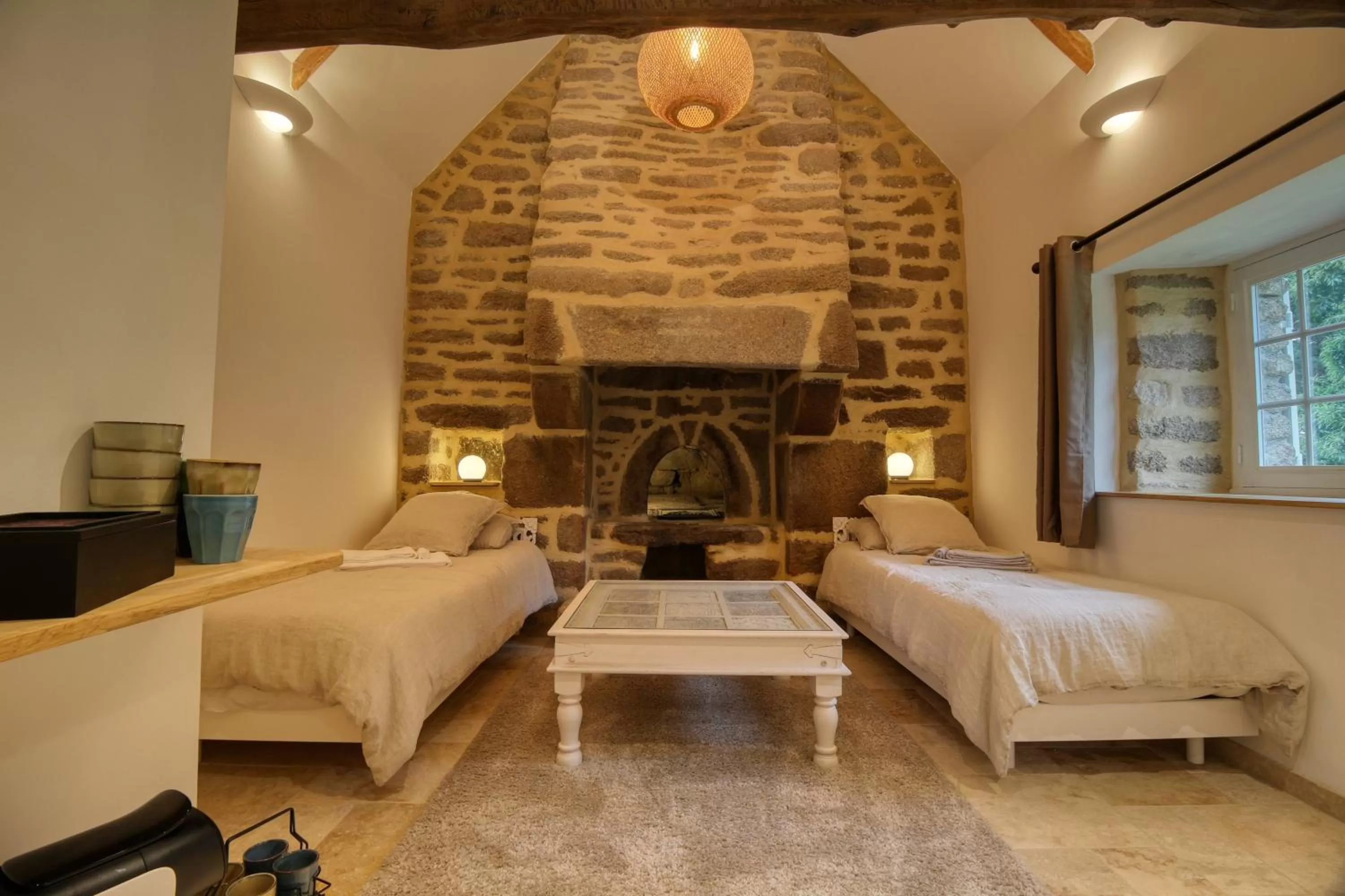 Living room, Bed in KERBELEG, ferme-manoir du XVè siècle, chambres grand confort