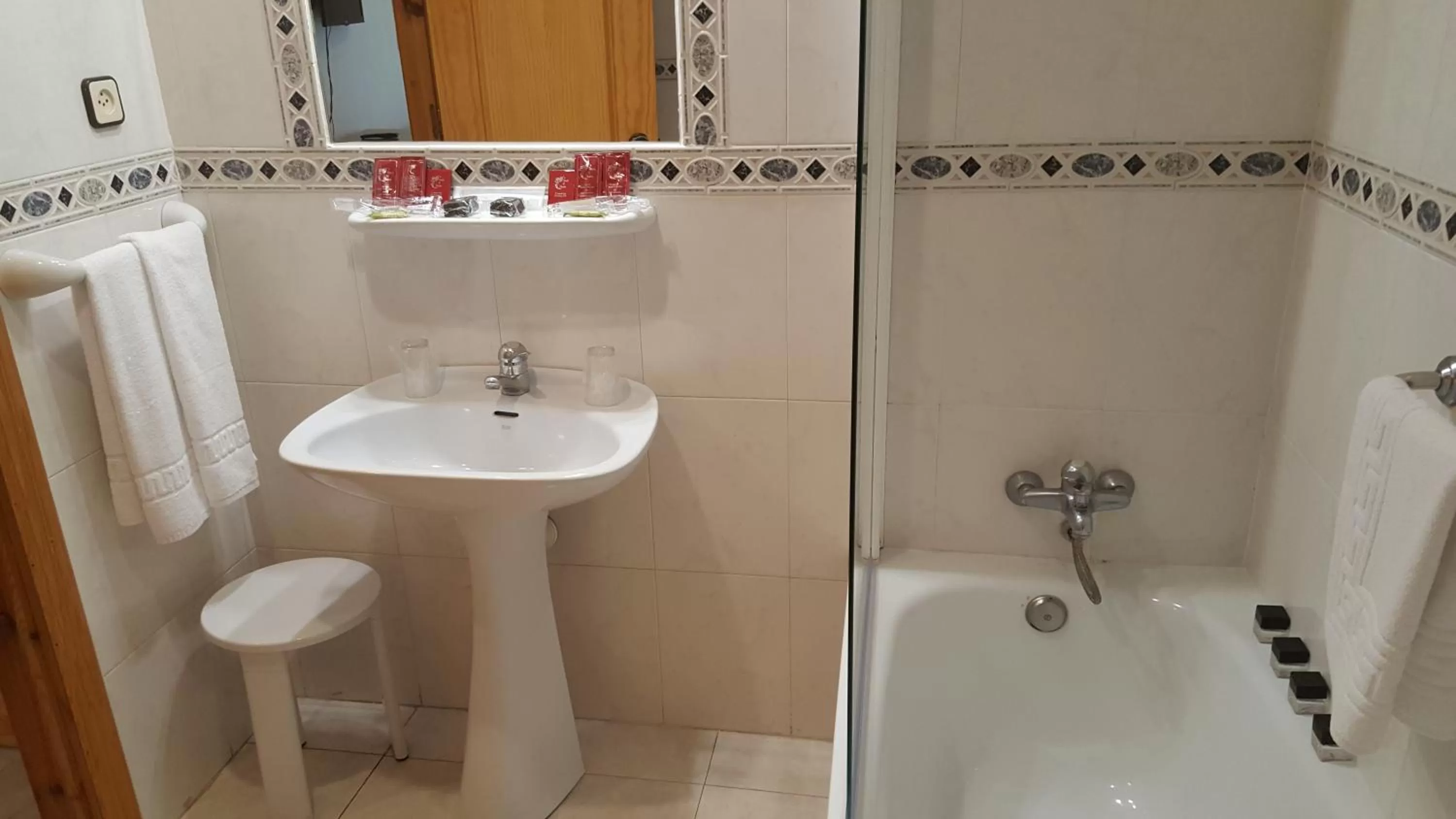 Bathroom in Hotel Torre De Los Guzmanes