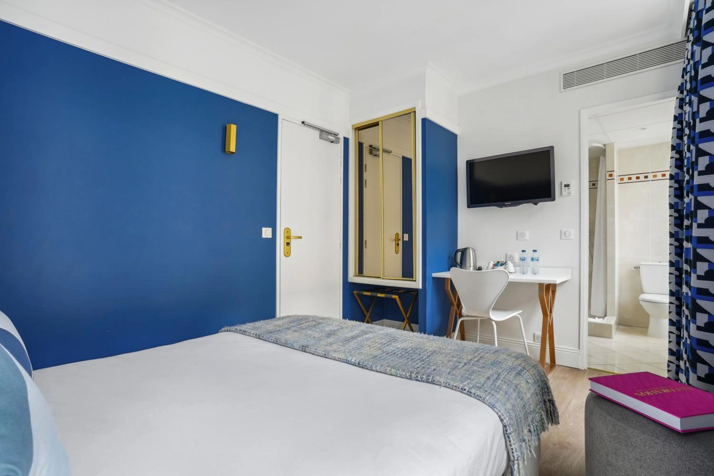 Photo of the whole room, Bed in Hotel Elysees Opera