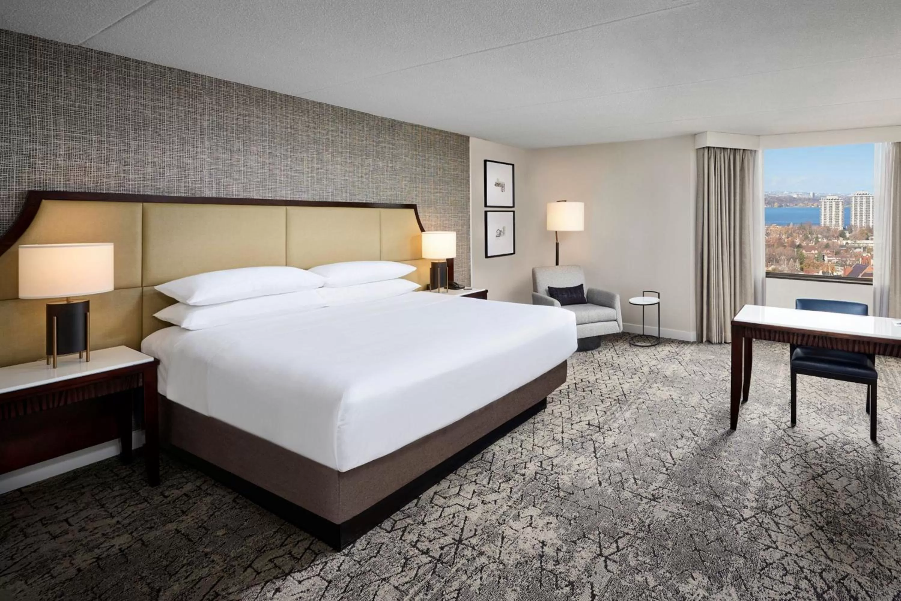 Photo of the whole room, Bed in Sheraton Hamilton Hotel