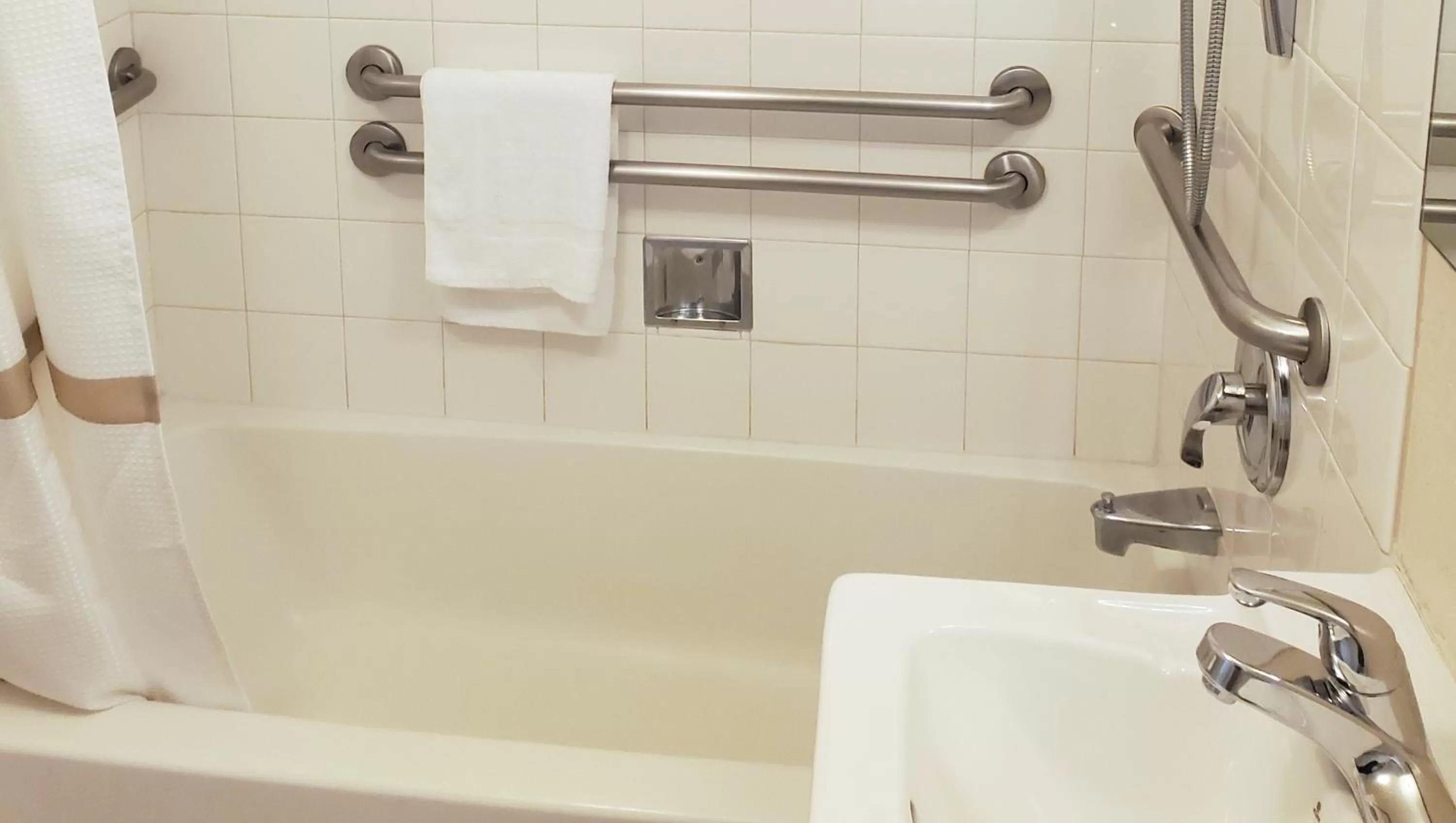 Bathroom in Pacific Heights Inn