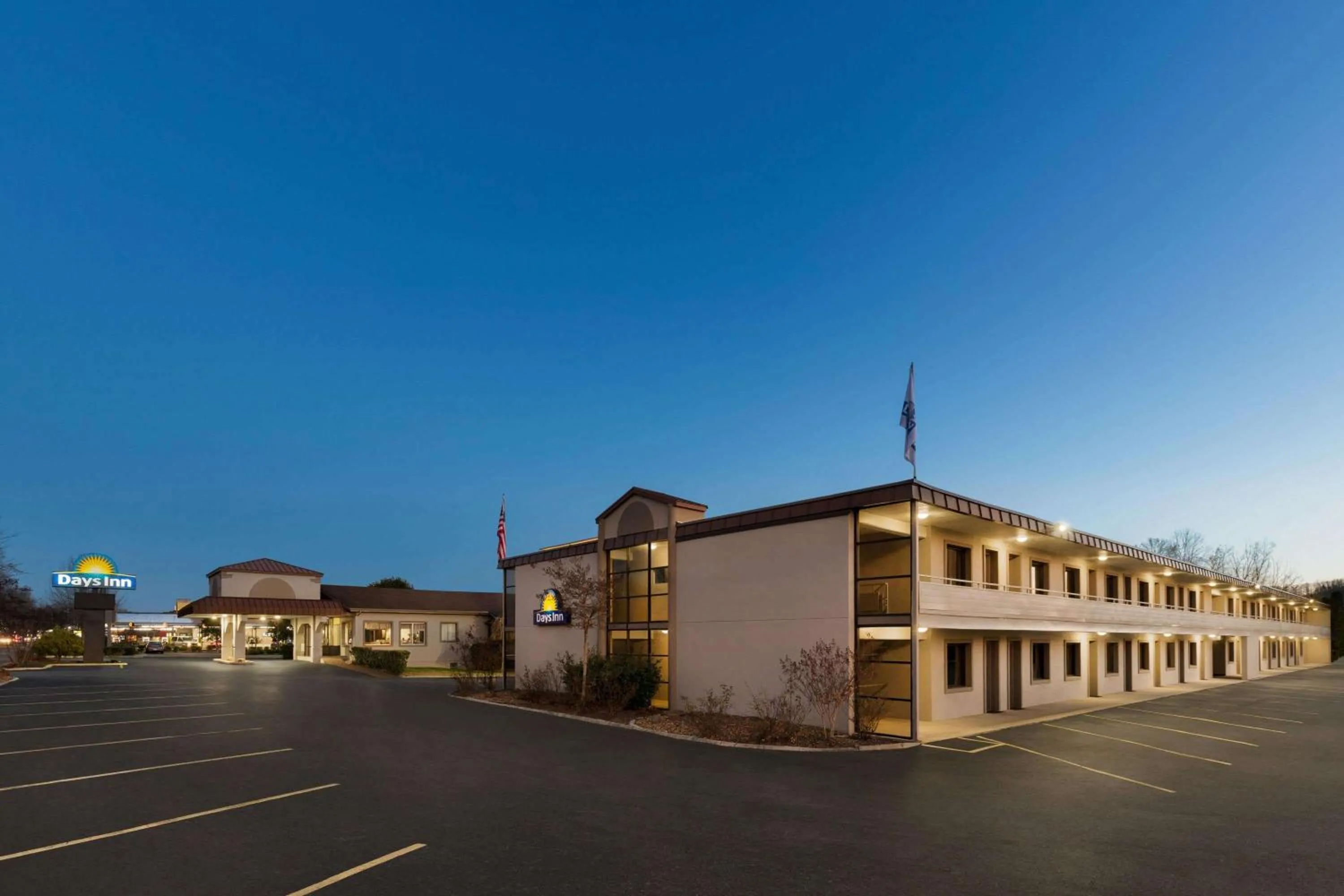 Property building in Days Inn by Wyndham Oak Ridge Knoxville
