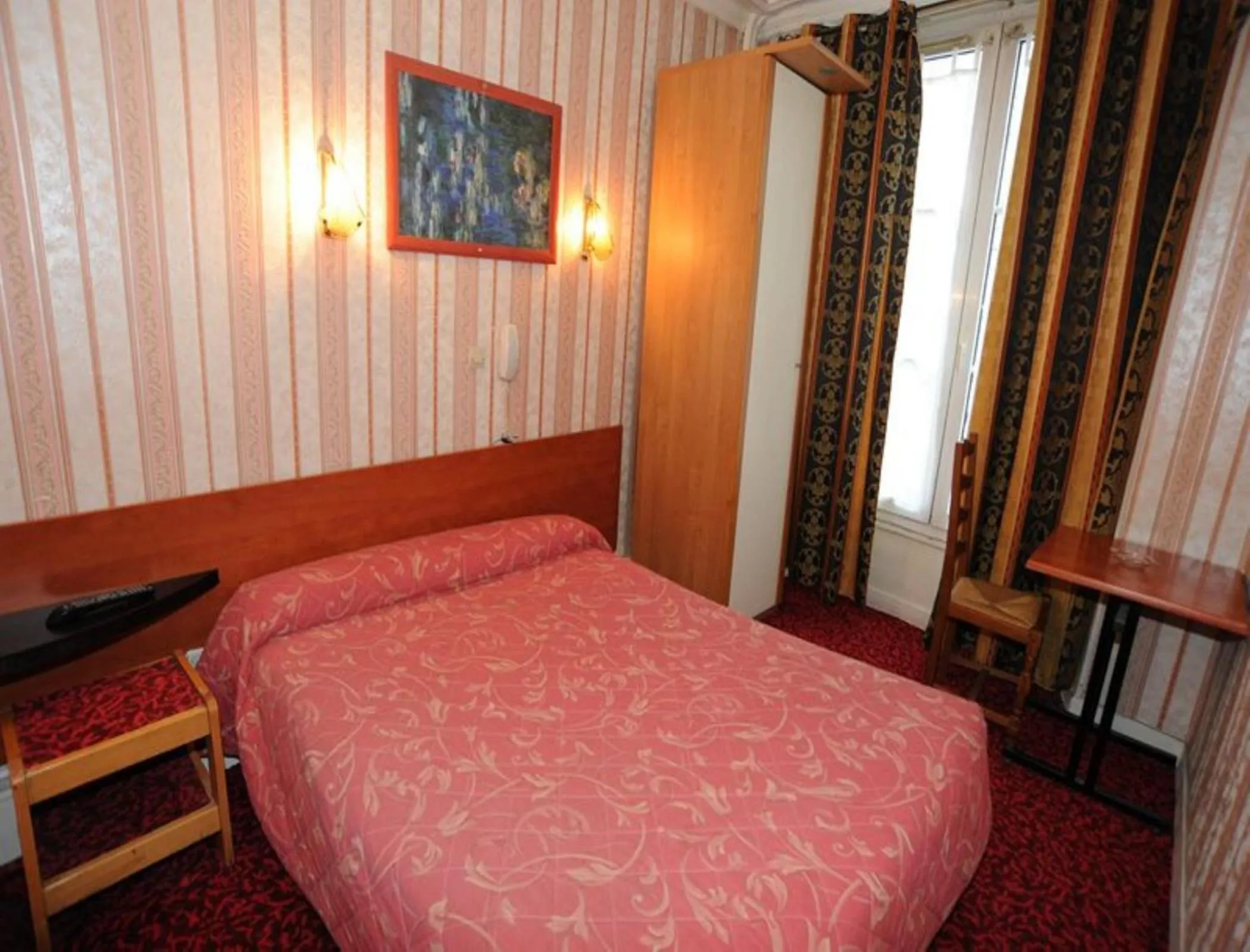 Photo of the whole room, Bed in Sully Hôtel