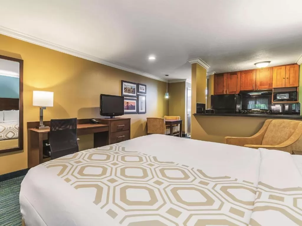 Kitchen or kitchenette, Bed in La Quinta by Wyndham San Francisco Airport West Millbrae FREE AIRPORT SHUTTLE
