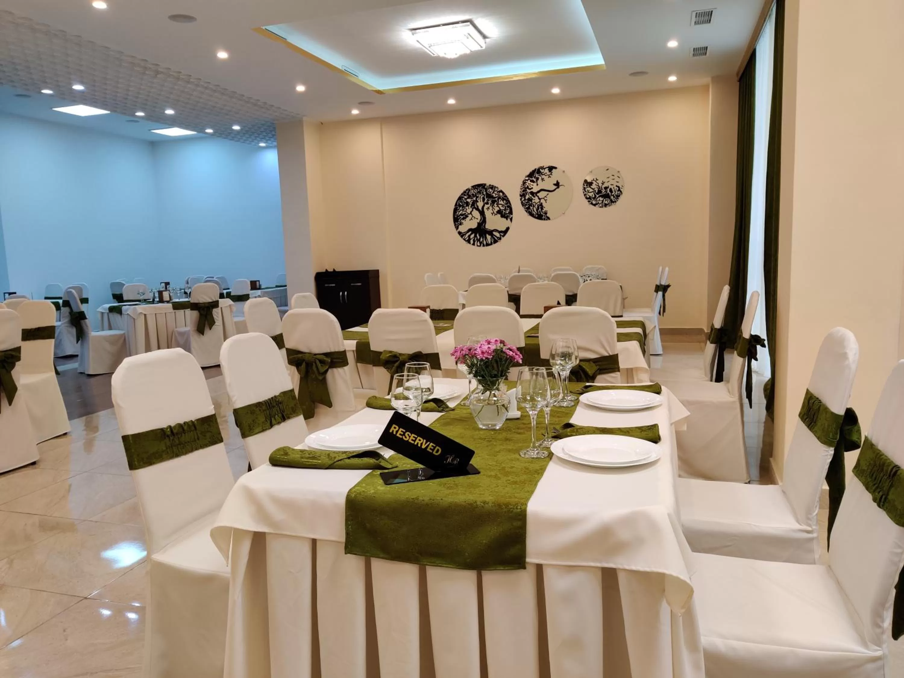 Restaurant/places to eat in Richmind Hotel