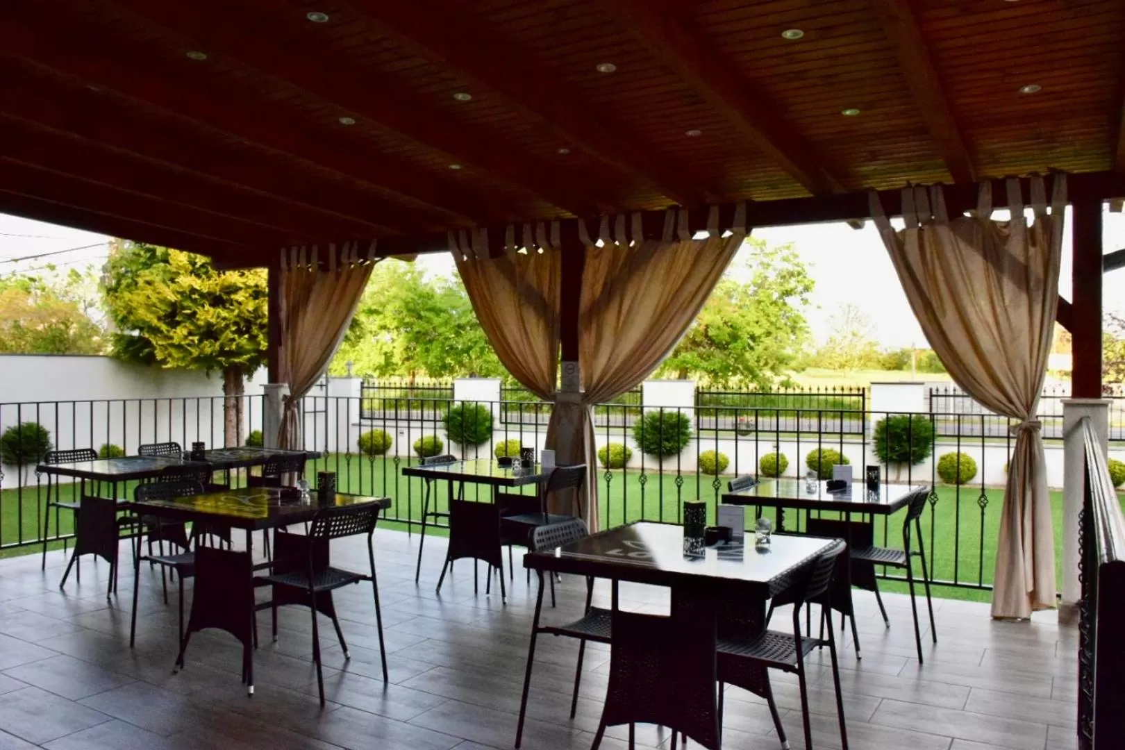 Restaurant/Places to Eat in Hotel Lotus