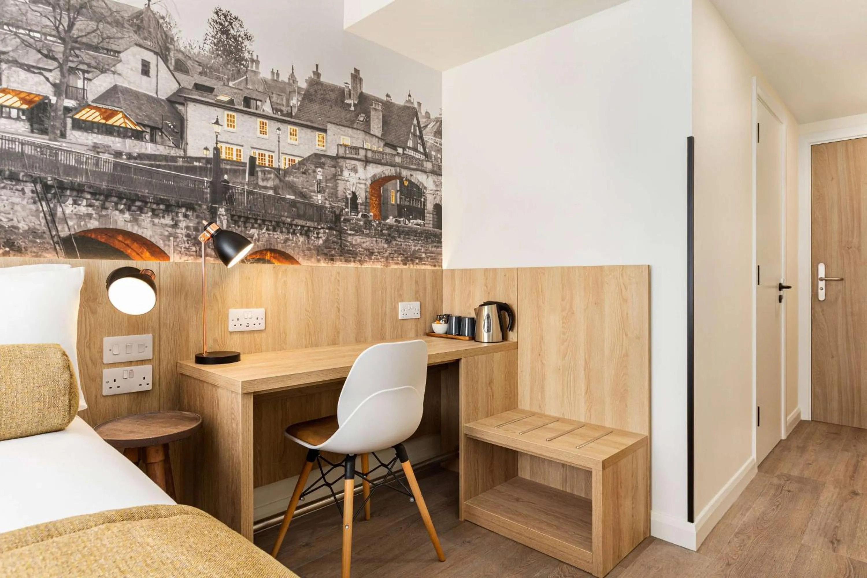 Bed, Seating Area in Days Inn Durham