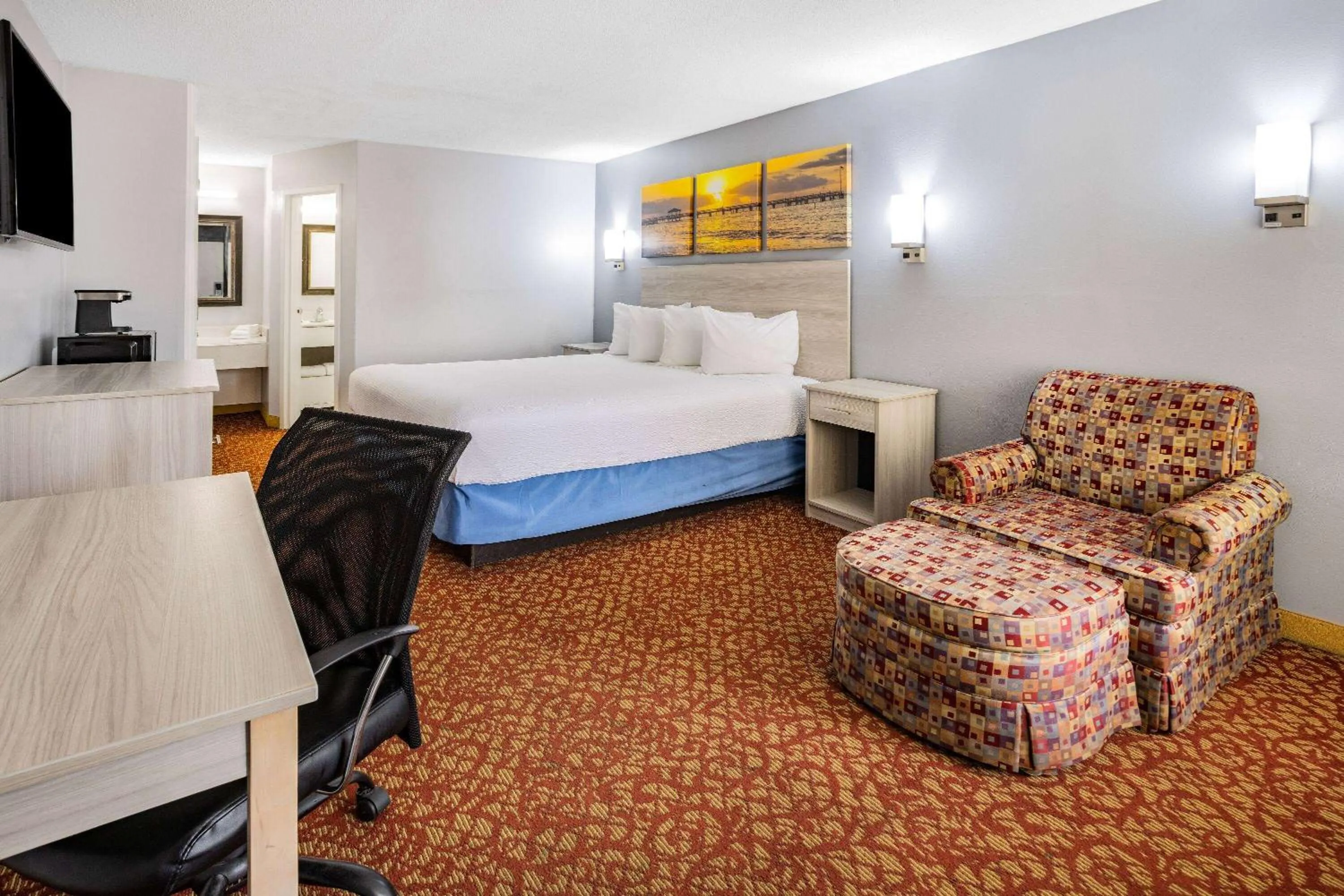Photo of the whole room, Bed in Days Inn & Suites by Wyndham Colonial