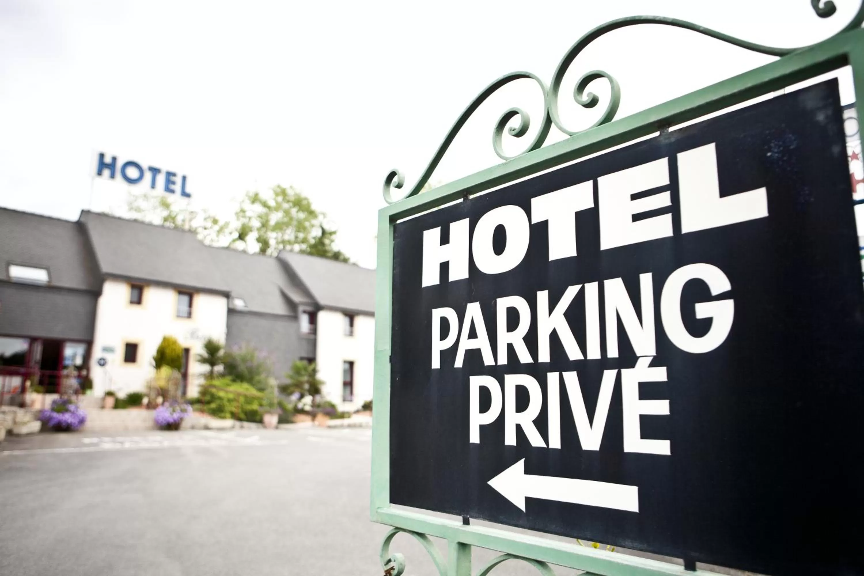 Facade/entrance in Hotel Le Branhoc - Brit Hotel Auray
