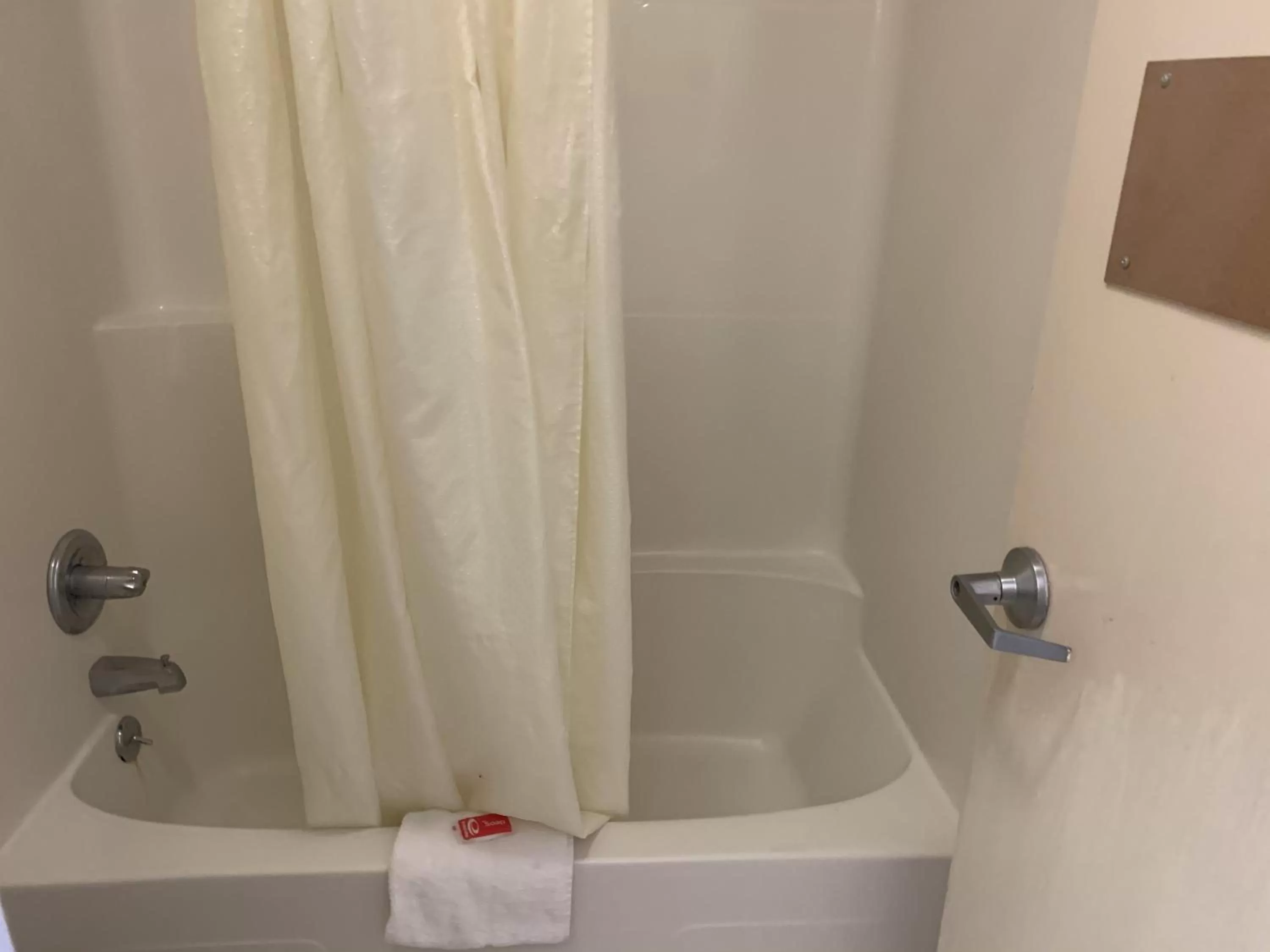 Bathroom in Econo Lodge Dothan West