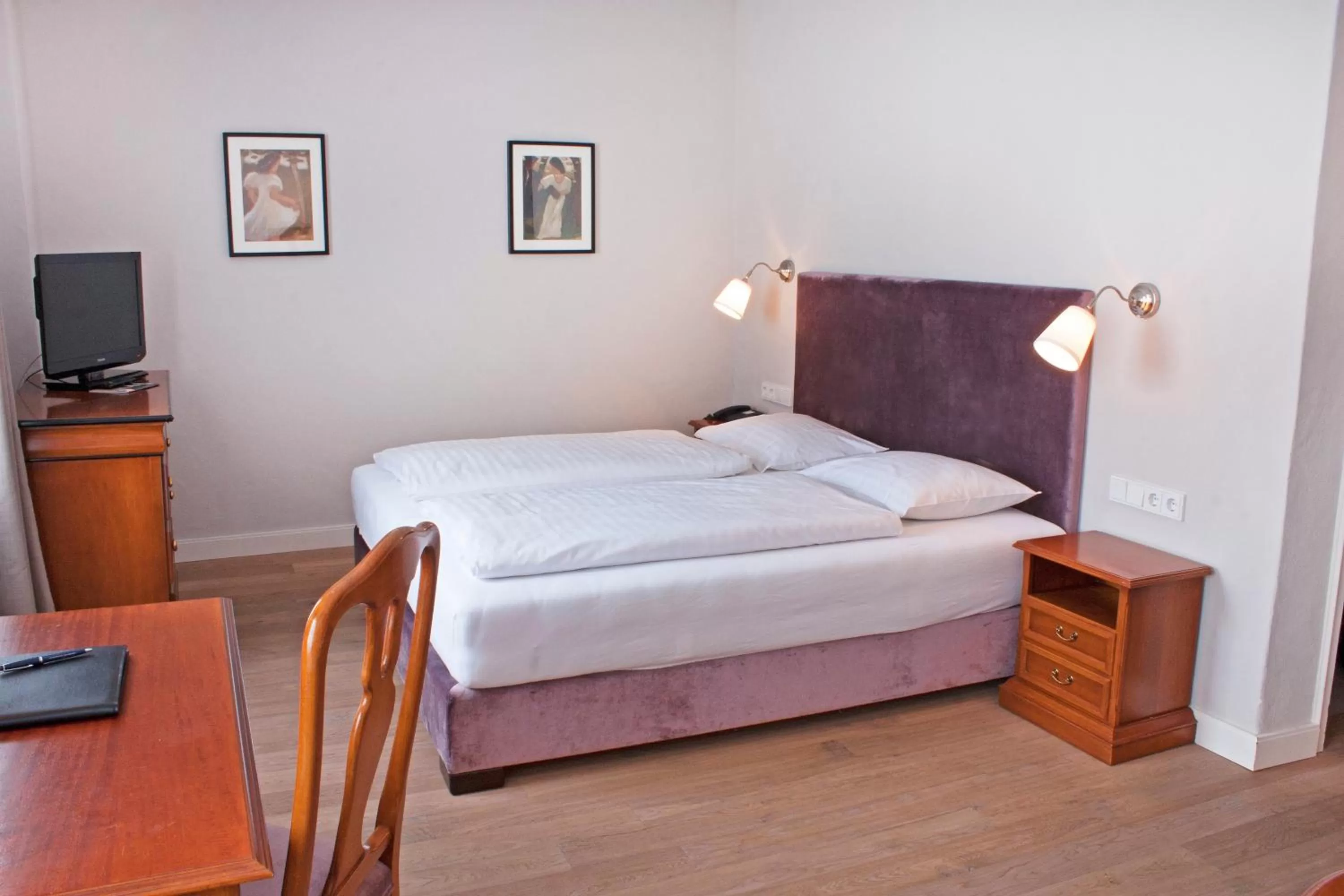 Photo of the whole room, Bed in Hotel Bayerischer Hof