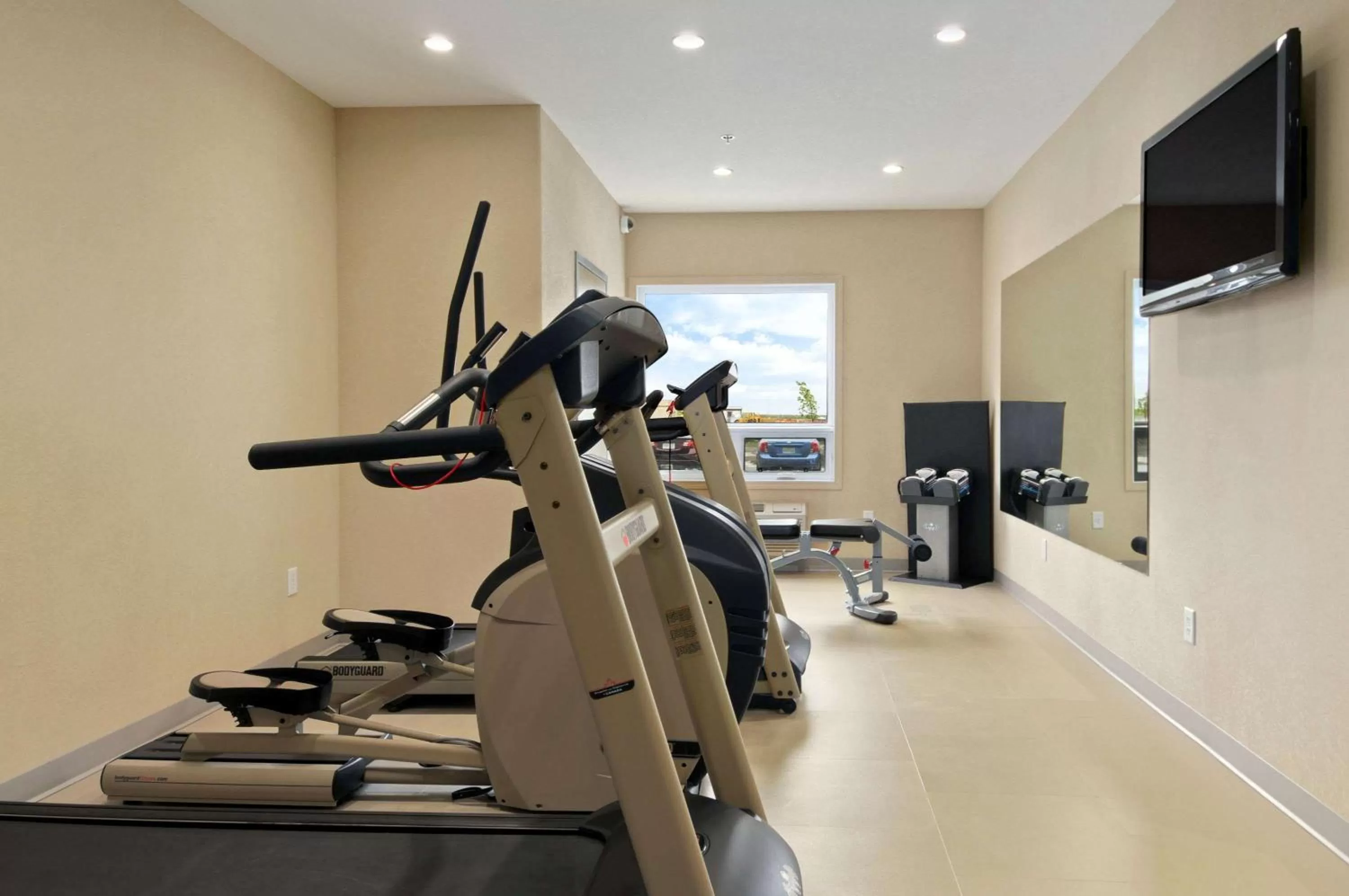Fitness centre/facilities in Days Inn by Wyndham Regina Airport West